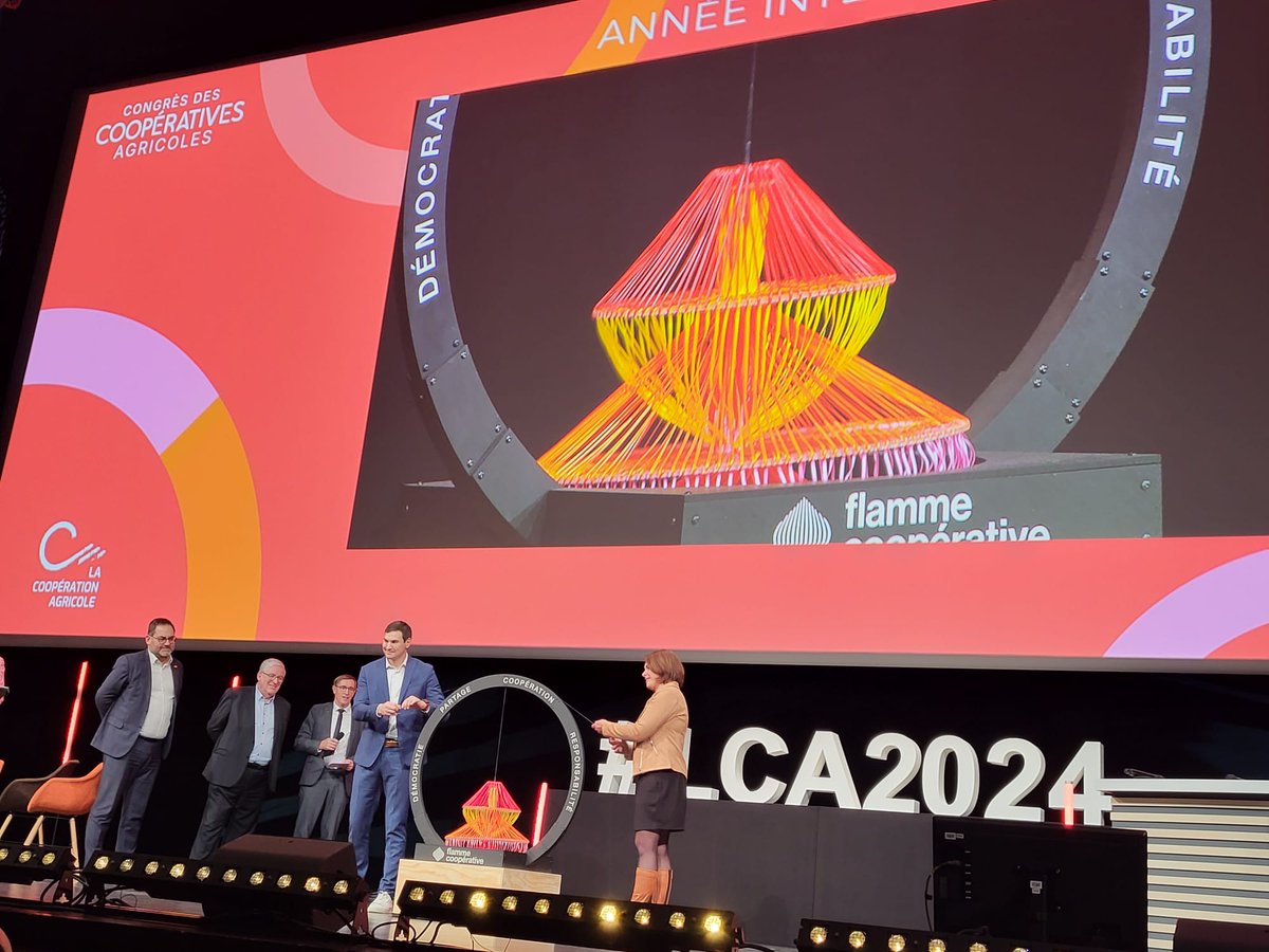 LCA_BXL's tweet photo. #LCA2024 |

En route pour 2025 👉 Passage de la flamme coopérative au Congrès #LCA &amp; lancement de l'année internationale des coopératives #AIC2025. Les #coops construisent un monde meilleur, plus durable partout dans le monde. https://t.co/cIjRyVTSXy