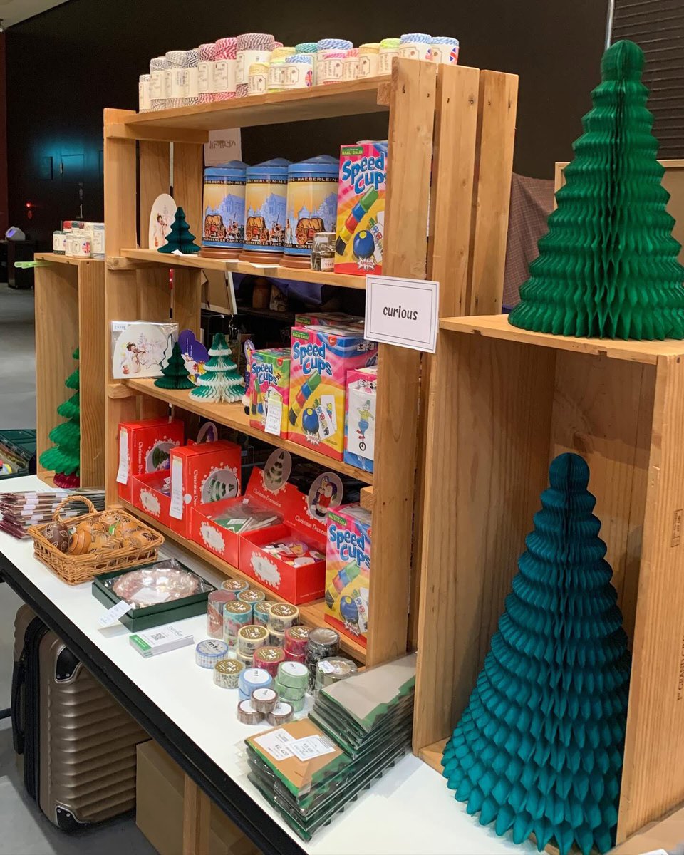 curious_design's tweet photo. 設営完了！

座・高円寺のエントランスホールが賑やかなクリスマスマルシェになる１週間！

古書、雑貨、紙モノ、玩具etc…12店舗の個性あふれる品物をお楽しみください！

#本の楽市winter2024
12/19(木)〜25(水) 12〜19時
at 座・高円寺 エントランスホール https://t.co/oJtBsksiLA
