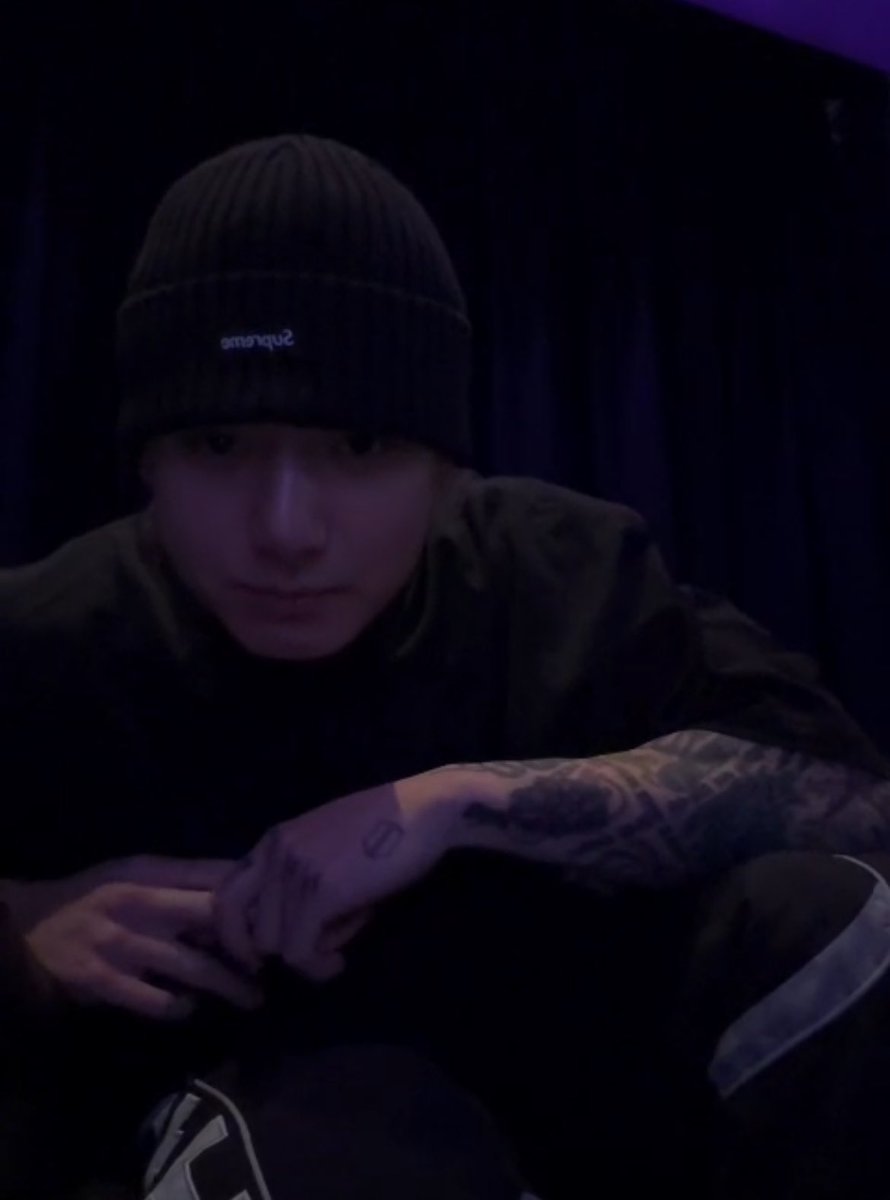 I will never be able to thank Jungkook for all the love and all this light that he brought for us today. This wasn’t just a live on weverse, this felt like a real dream in life. I can’t believe this actually happened, i feel a happiness that I haven’t been feeling for sooo long!!