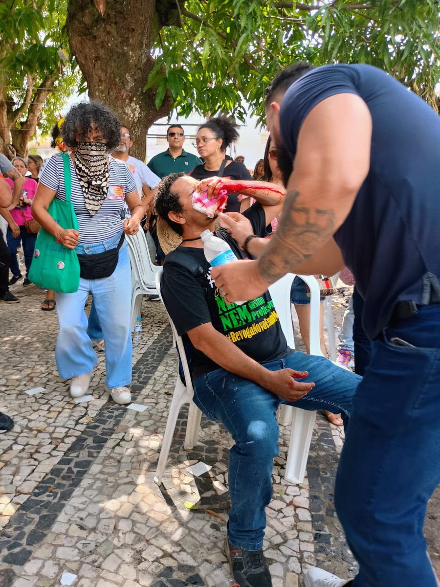 Savagefiction's tweet photo. Toda a classe dos professores e educadores do Pará está sob ataque do governo do Helder Barbalho, desde a chegada de um secretário que já atuou em SP (e por isso tem experiência no desmonte e com a truculência do tratamento).

Hoje estão aprovando mais um projeto contra os educadores e distribuindo pancada na ALEPA