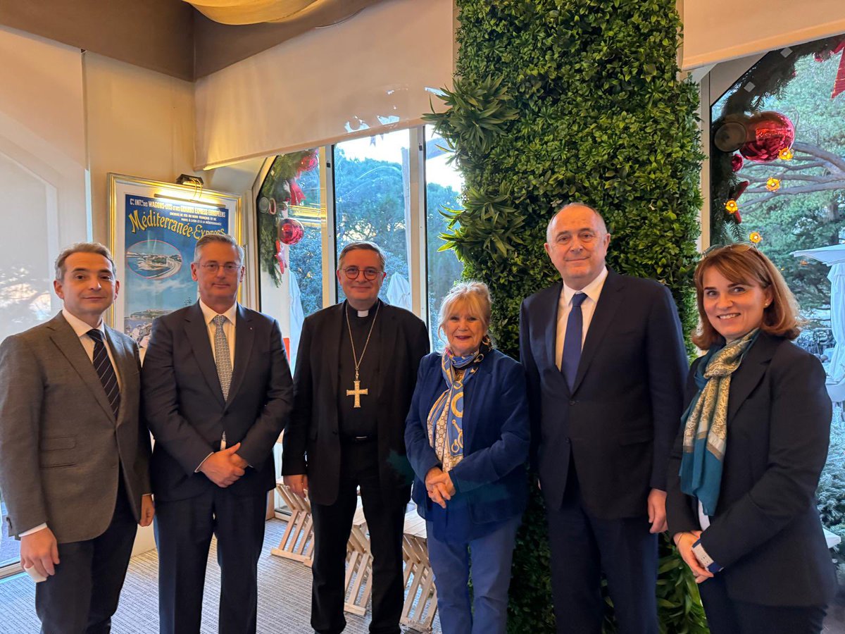 Magnifique initiative #chemindescreches à #Monaco 🇲🇨les enfants des écoles maintiennent les traditions. Chants de Noël, 13 desserts provençaux. En présence de beaucoup de monde. Merci à madame Mourou la présidente. <a href="/CRobino_MC/">Christophe ROBINO</a> <a href="/GvtMonaco/">Gouvernement Monaco</a> <a href="/monaco__info/">Monaco Info</a>