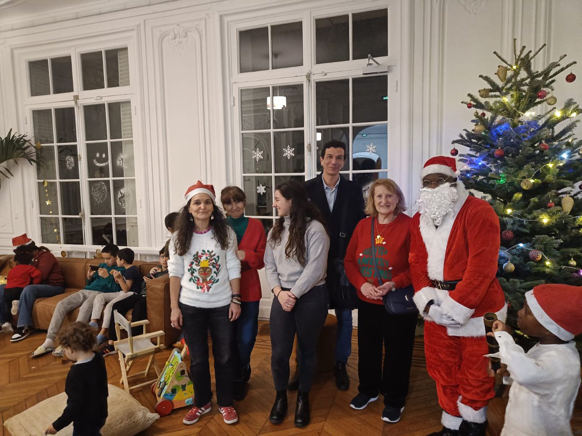 On continue les fêtes de Noël, mais cette fois-ci dans notre nouveau Centre d'hébergement dans le 8e arr. de Paris avec <a href="/LOuanezar/">Lotfi Ouanezar</a> directeur général et <a href="/EprinchardMarie/">Eprinchard Marie-France</a> notre présidente. Un joli moment passé auprès des familles, qui, pour beaucoup, sont sorties d'un parcours de