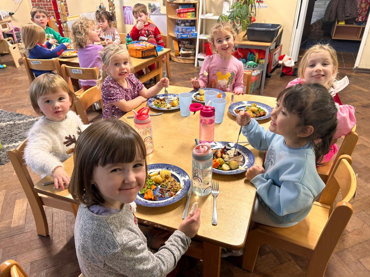 Diolch i Louise a chriw caffi Cwpan Pinc am ein cinio Nadolig eto eleni!

Enjoying our festive dinner in Cylch thanks to Louise and Cwpan Pinc 💕