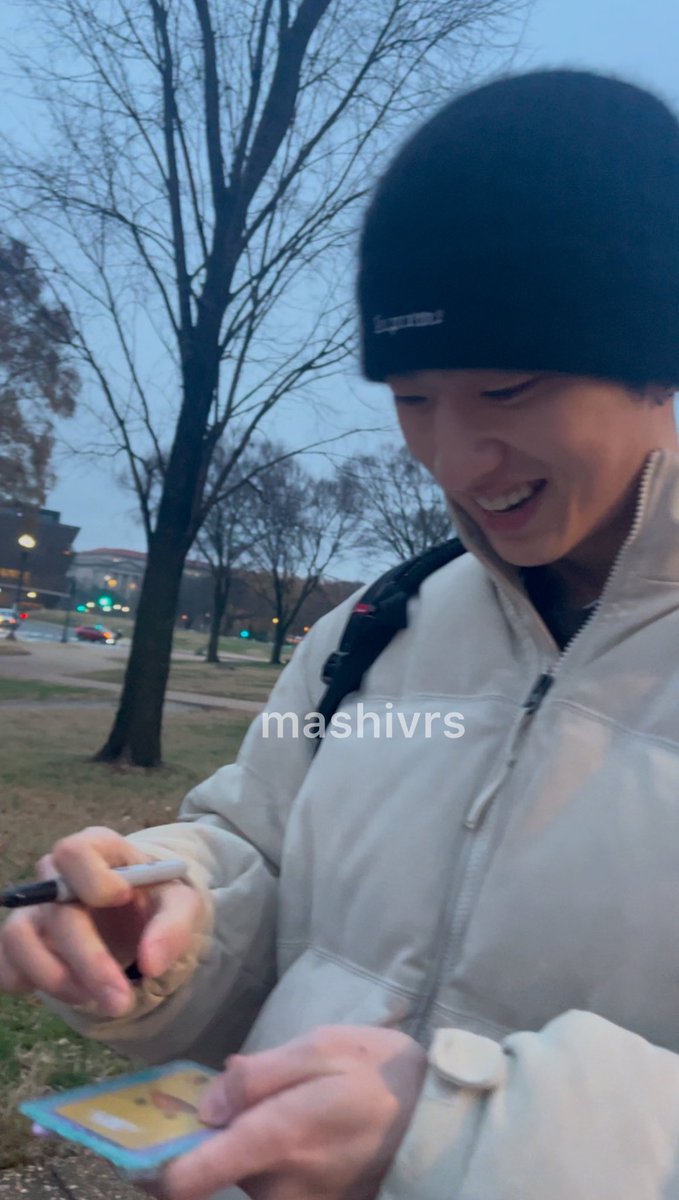 mashivrs's tweet photo. jiung walking past us as we were taking pics of the washington monument , what a crazy event for a random monday  🤣 thank you jiung for always being so kind and warm to p1ece 🥹🤍 i love you forever @P1H_official https://t.co/okvaQkFJho