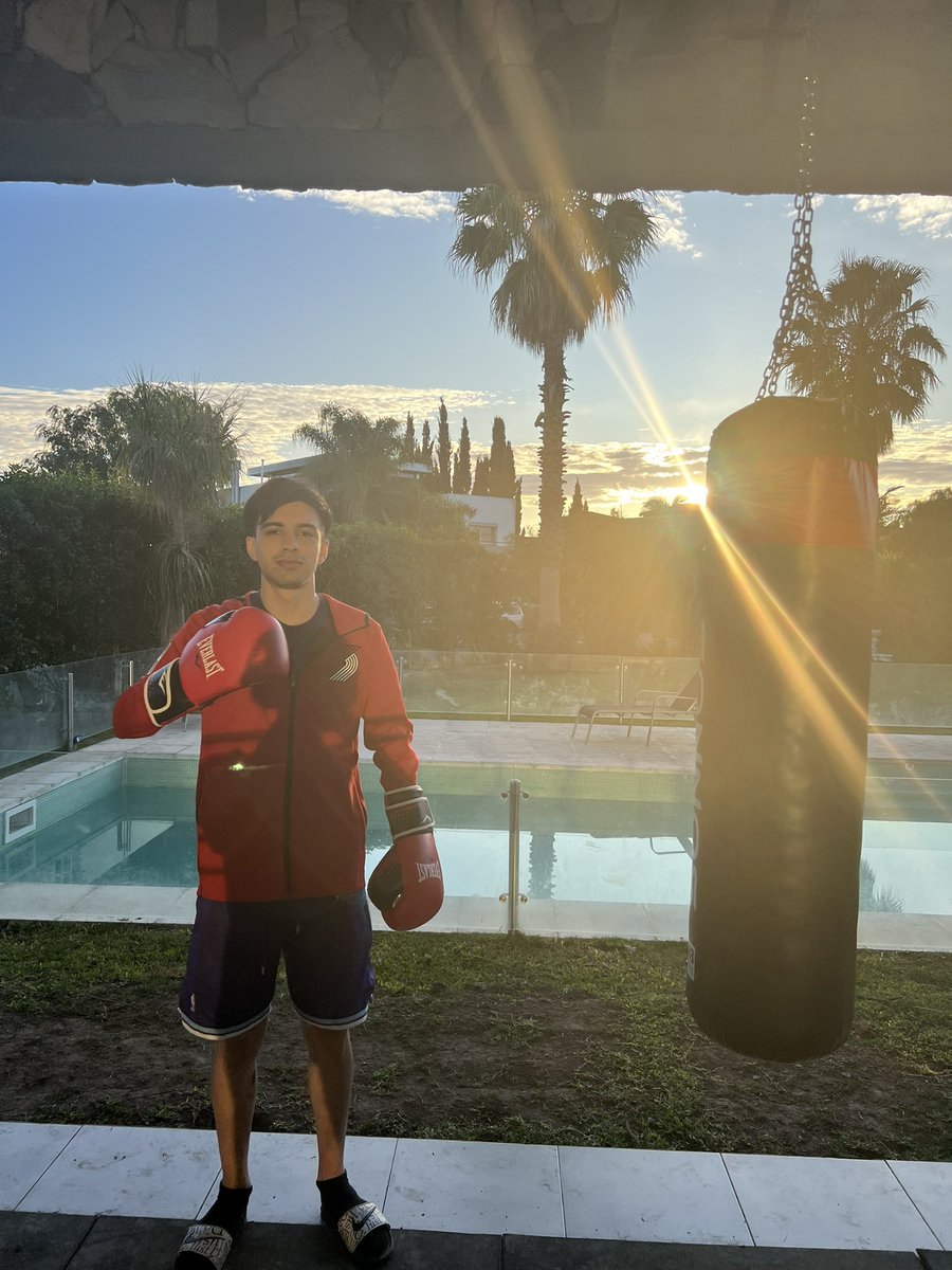 por fin mañana es <a href="/ParenseDeManos/">Parense de Manos</a> estoy muy ansioso de ver pelear a este gran tipo que lleva esforzándose desde hace mucho tiempo, apenas sale el sol entrenando hasta que se va a dormir. Su carrera de futbol fue arruinada por un envidioso, pero el boxeo no se mancha.