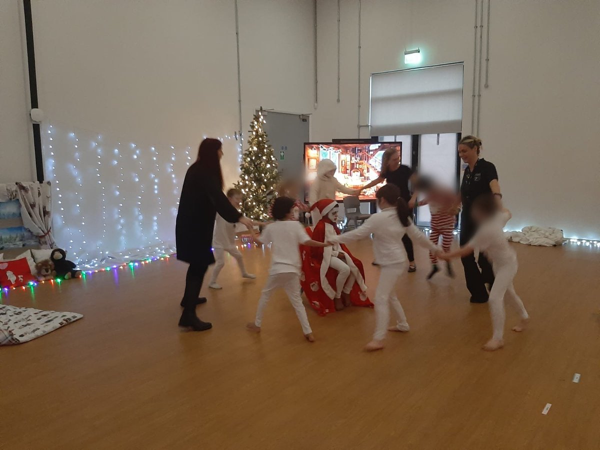 BowmanAcaCIT's tweet photo. Today, Donaldson class wowed everyone with their special performance of "The Snowman"! ☃️
Parents and carers, we hope you enjoyed being amazed by their creativity. It was a show to remember! 🎄⭐️☃️
#thesnowman #Christmas #christmasplay #schoolplay #semh https://t.co/Lz1YNY74mP