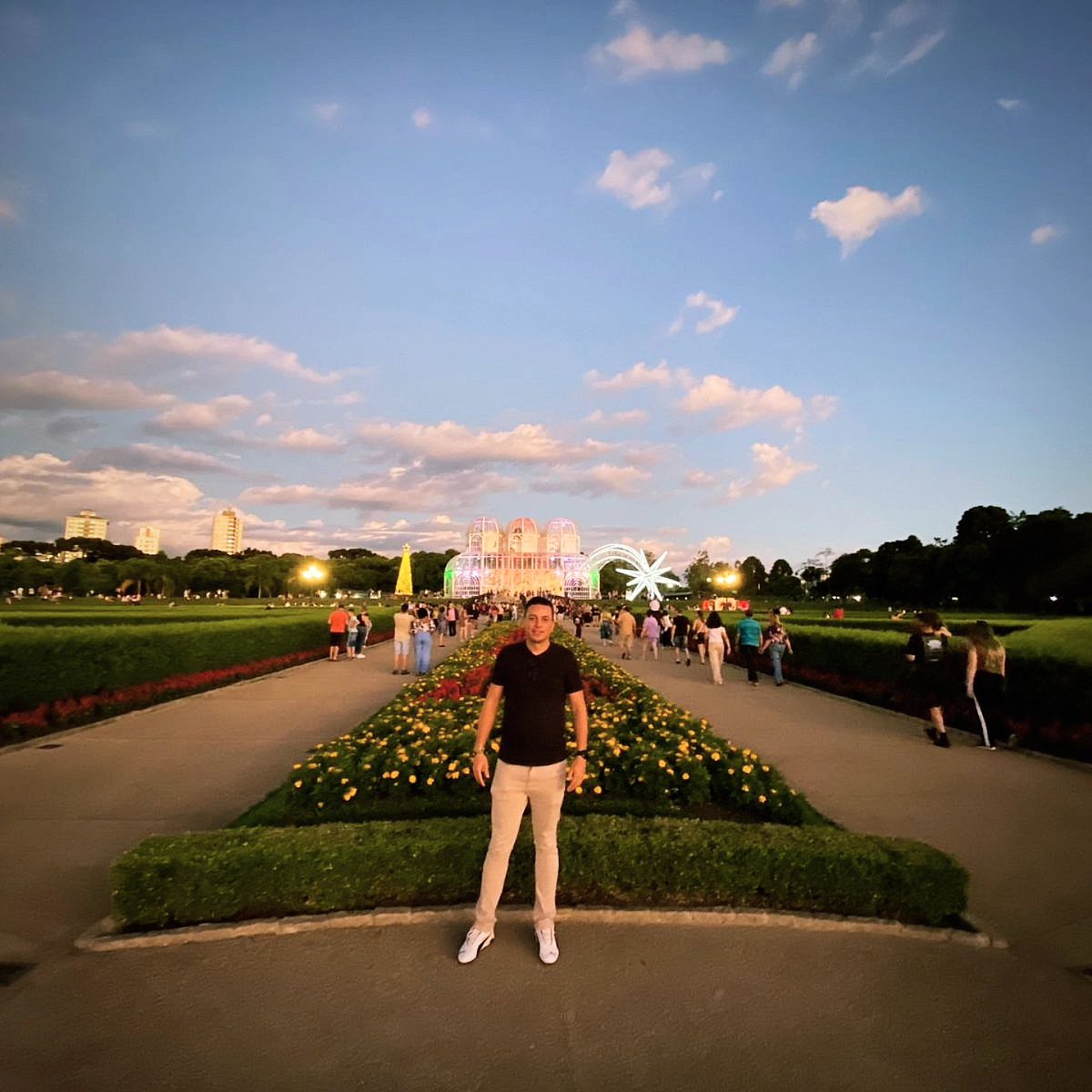 rogerioxgh's tweet photo. A fada madrinha do Jardim Botânico de Curitiba me abençoou! E profetizou que todos os meus sonhos serão realizados! Eu recebo e abençoo!

#Abençoado #Sonhador #Realização https://t.co/h920LT4aBs