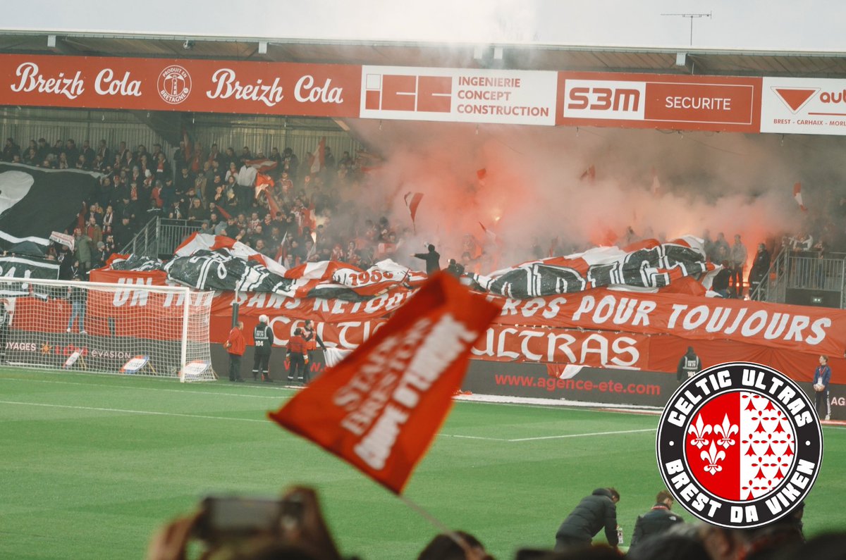 CelticUltras's tweet image. [15/12/2024 - L1 - J15 - BREST - NANTES] 

Déploiement d’une voile de 25 mètres inspirée du film Las Vegas Parano remixé en rouge et blanc et illustrant notre addiction pour Brest et la pyro.
 
1/2