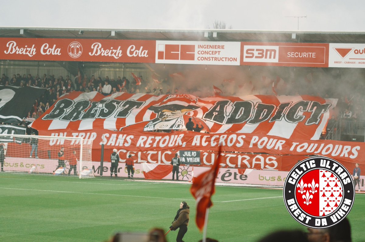 CelticUltras's tweet image. [15/12/2024 - L1 - J15 - BREST - NANTES] 

Déploiement d’une voile de 25 mètres inspirée du film Las Vegas Parano remixé en rouge et blanc et illustrant notre addiction pour Brest et la pyro.
 
1/2