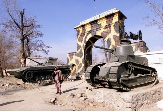 C_VargasHarle's tweet photo. Renault FT autour du monde : photographie prise devant une caserne à Kaboul en janvier 2002 aux côtés d'un BMP 1. https://t.co/t5r2lAUrVz