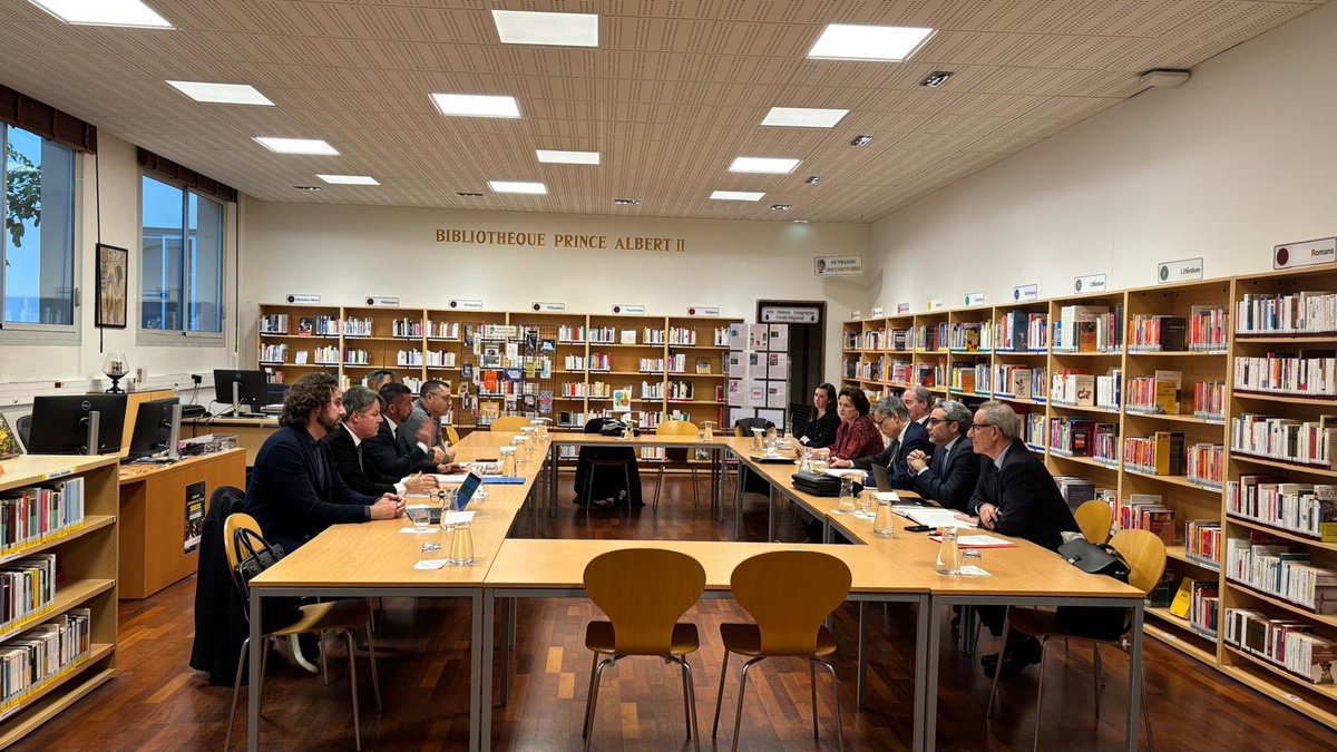 #Sécuritéroutière : le Gouvernement échange avec les représentants des #taxis de la Principauté, prêts à participer à l’effort collectif.
 
Comme il s’y était engagé après la conférence de presse de lundi sur la sécurité routière, Lionel Beffre, Conseiller de