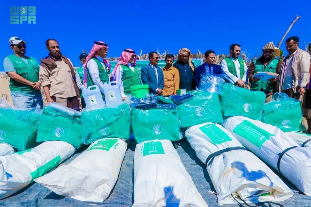 SaudiNews50's tweet photo. إغاثة سعودية لا تتوقف ..

المملكة توزع خيام وحقائب إيوائية للمتضررين من السيول والأمطار في مديرية المسيلة بمحافظة المهرة.

- https://t.co/ps1U5f2s93
