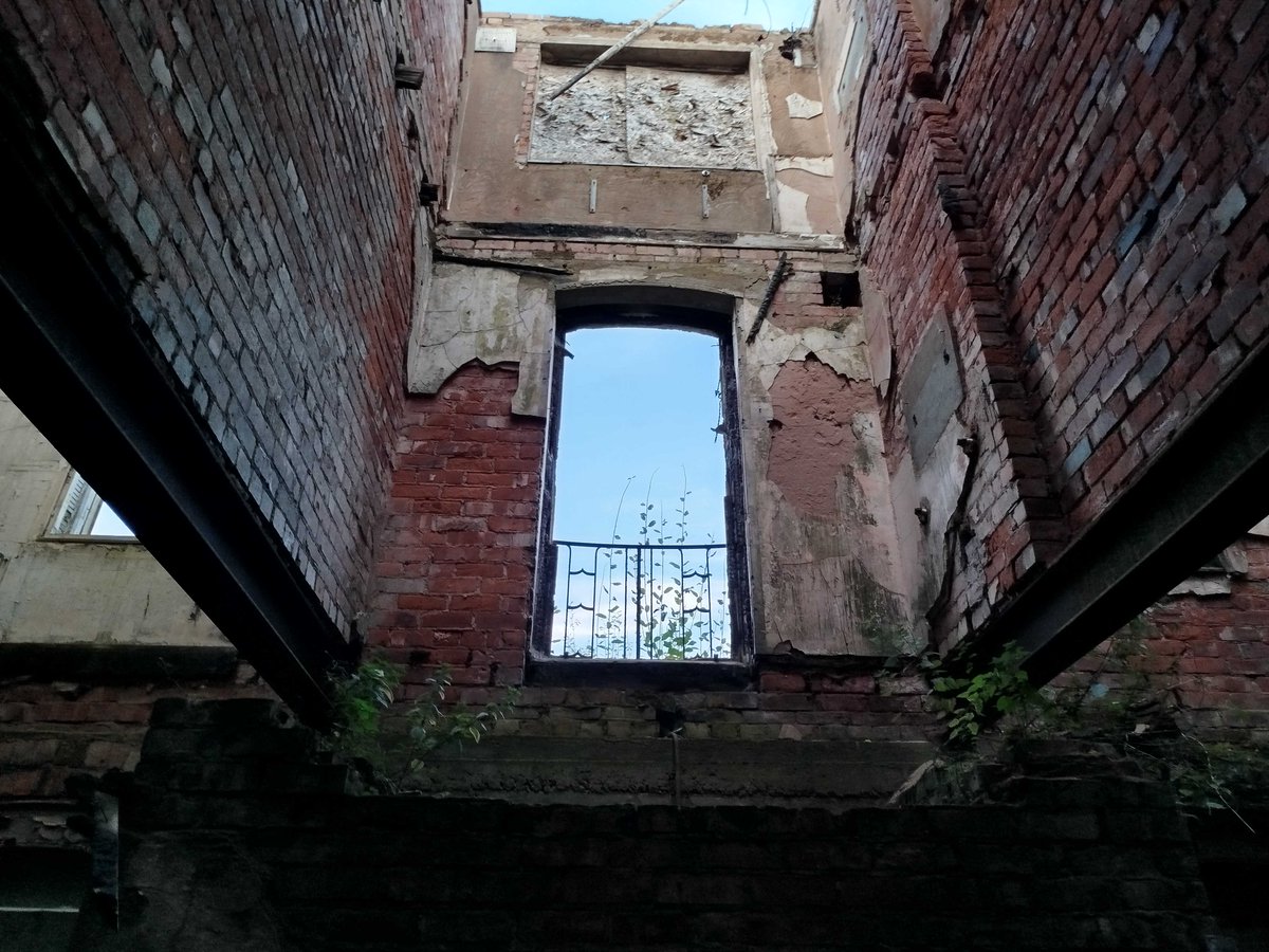 Cheadle Royal Asylum
   The haunting remnants of a once-grand building, a part of the historic Manchester Royal Hospital for the Insane. #History #Urbanphotography #picoftheday ...derelictmanchester.com/2024/12/cheadl…