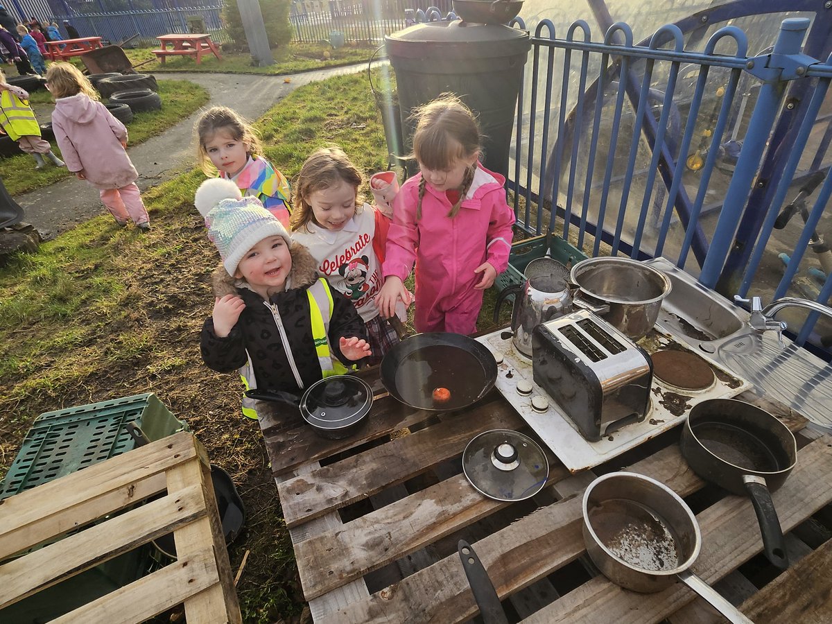 Gargieston's tweet image. What a great start to our infant and ECC outdoor day!! Great collaboration between our ECC children and P1. #transition #funoutside #letsgetmuddy