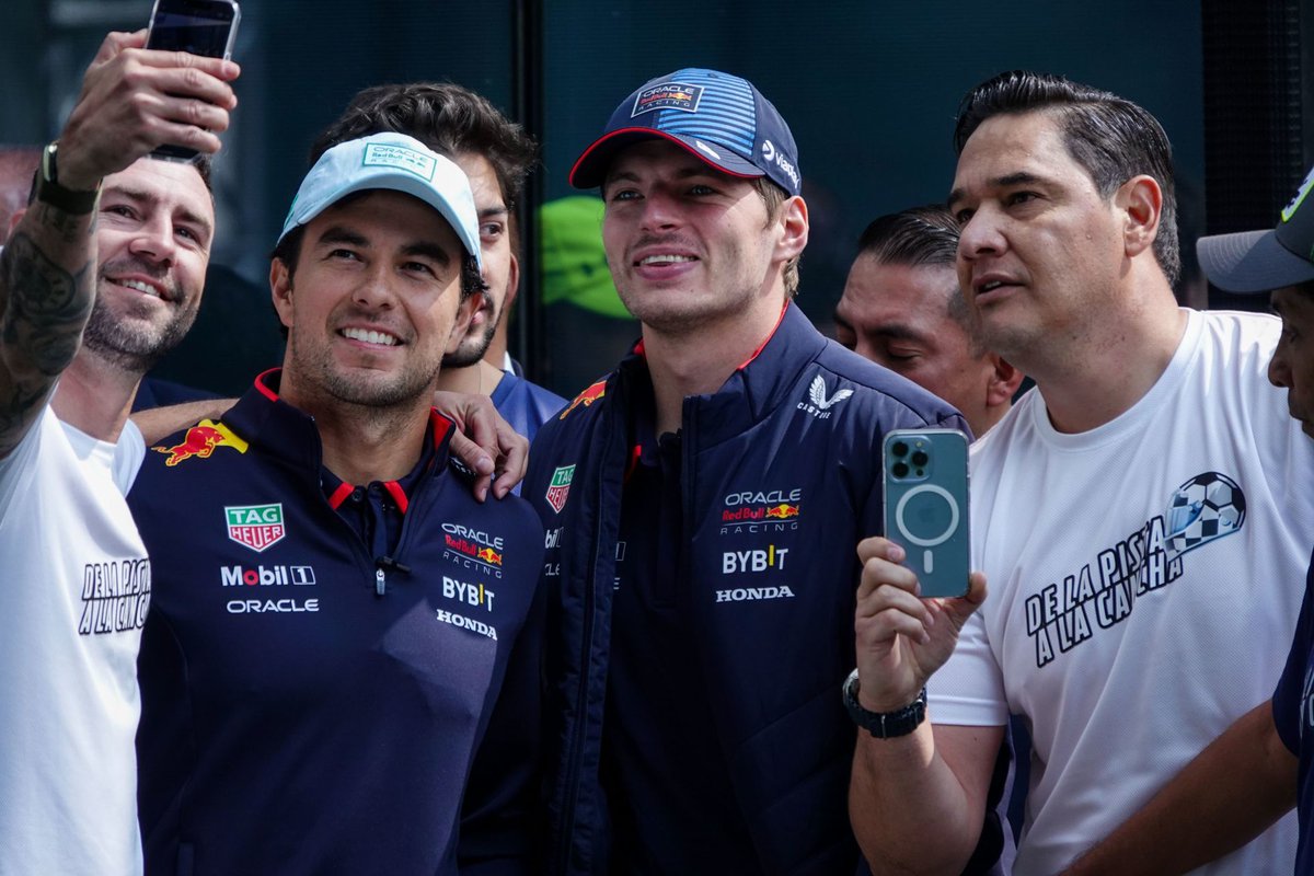 El_Universal_Mx's tweet photo. FUERON 4 AÑOS DE PURA MAGIA 🥺✨

Checo Pérez en Red Bull 🔥

📆 4 temporadas
🏁 90 carreras
🥉  3er lugar del campeonato de pilotos en 2022
🥈 Subcampeón del campeonato de pilotos en 2023
🎖️ 29 veces en el podio
🏆 5 veces primer lugar
➕932 puntos 
1️⃣ 3 Pole Position 

Todo México se congregaba para verte triunfar y no nos fallaste ¡GRACIAS POR TANTO, LEYENDA! 🙏