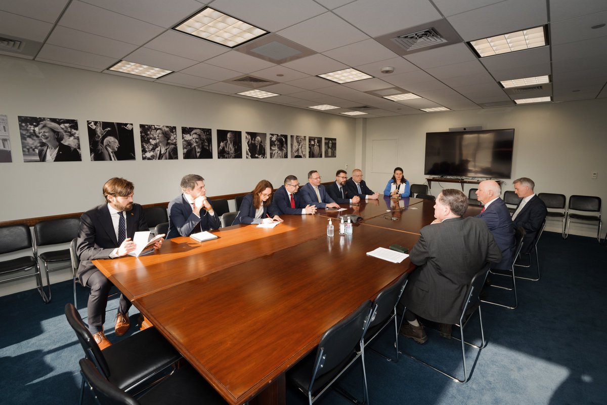 "In our shared spirit of democracy &amp; respect for #HumanRights, we proudly declare: Glory to Ukraine. Long Live Belarus. Georgia belongs in Europe." -Chair <a href="/SenatorCardin/">Senator Ben Cardin</a> &amp; European foreign affairs committee leaders in a statement of democratic solidarity
↪️foreign.senate.gov/press/dem/rele…