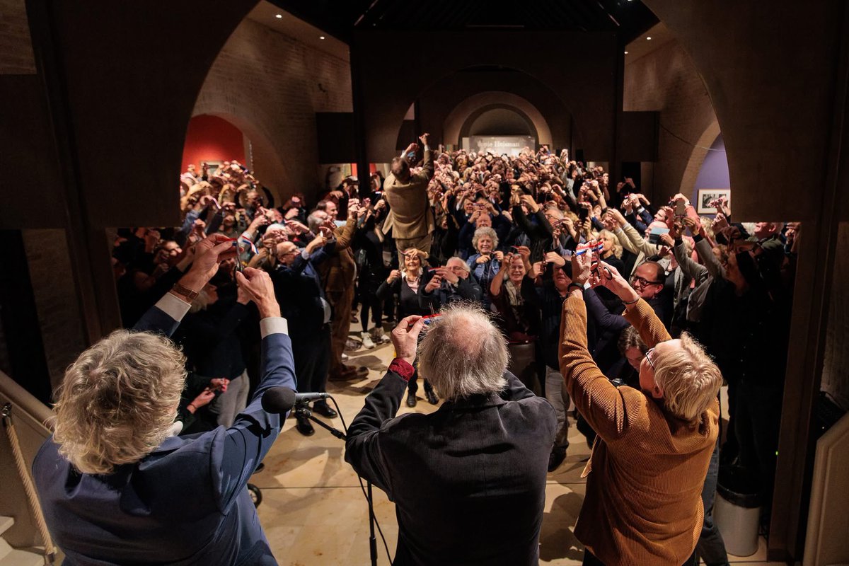 In het Jopie Huisman Museum doen we alles met z'n allen. Dit geldt ook voor de opening van onze nieuwe vleugel en de prachtige tentoonstelling Helmantel ontmoet Huisman: alle 400 gasten kregen een schaartje en een stukje lint. Meneer Alphons telde af. Knip! Open! Komt dat zien!