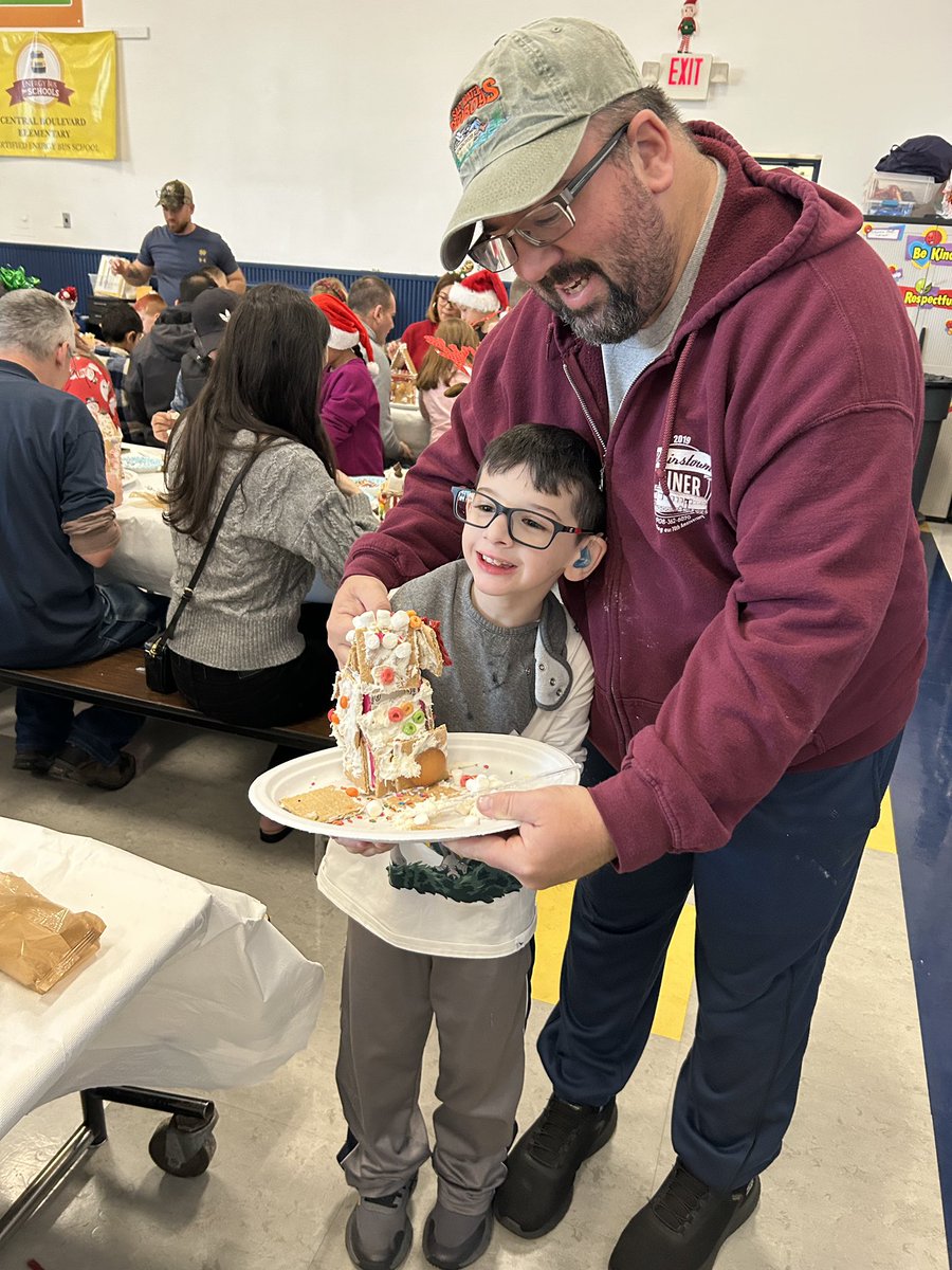 happel_mrs's tweet photo. These are a few of my favorite things 🎶🍭🍬🎄🎁 #gingerbreadhousemaking #rockinaroundthechristmastree #tistheseason @CBS_Bethpage https://t.co/ax3GVUdOYV