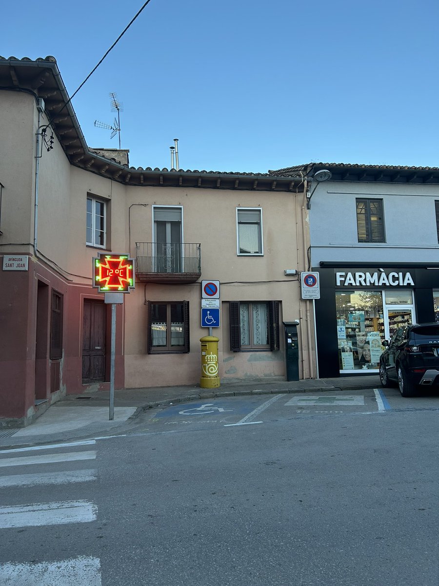 MriamBellver8's tweet photo. Aquesta farmàcia d’Olot disposa d’una plaça d’aparcament per a persones amb mobilitat reduïda, però malauradament aquesta no és completament accessible, ja que la senyal lluminosa de la farmàcia obstaculitza el pas… #sharediversitas #diversitatuoc2 https://t.co/eVCZZ8WloN