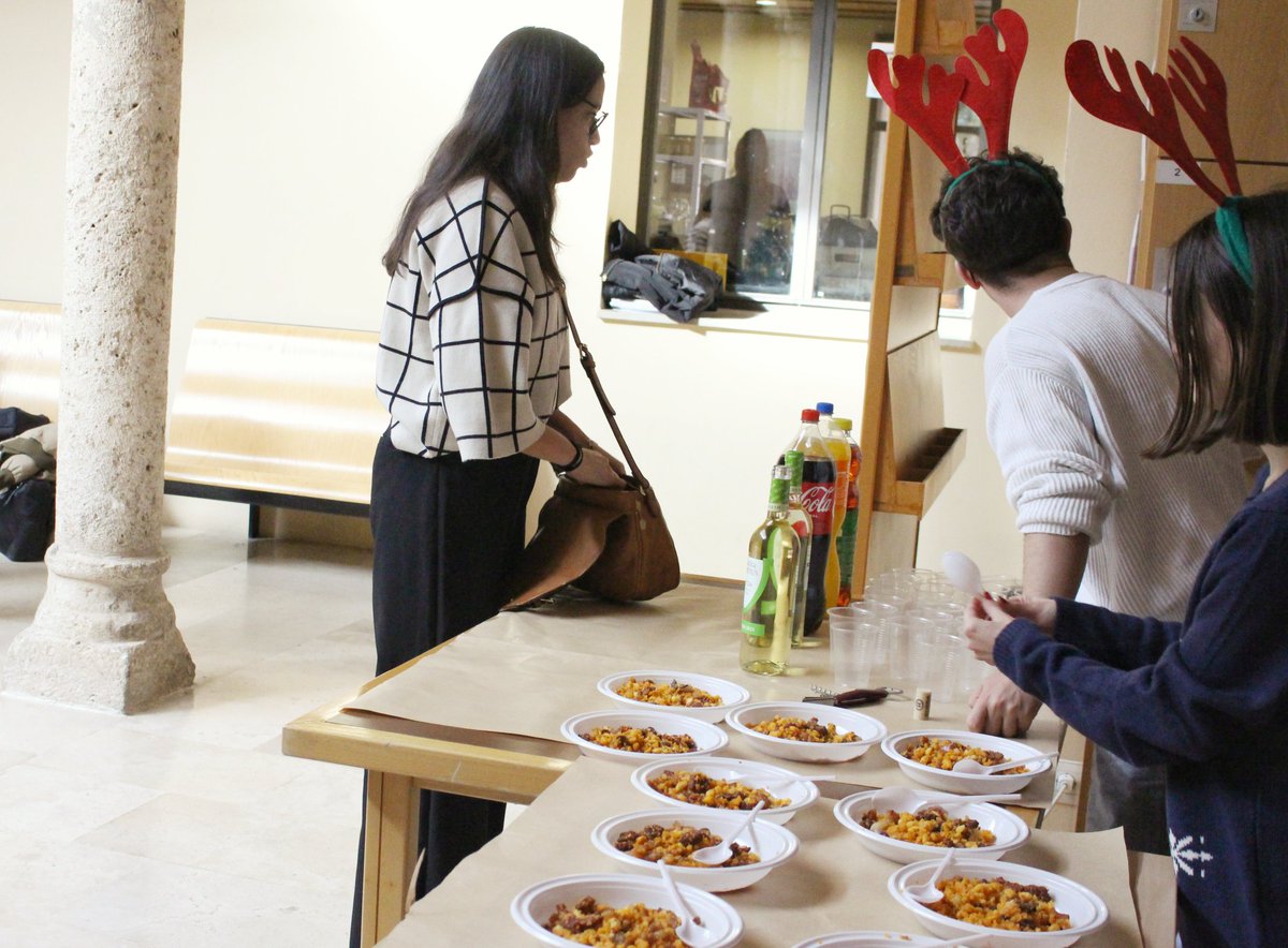 Un año más en la Facultad de Humanidades disfrutamos del Kahoot, las migas y la compañía entre profesores y estudiantes.
Damos la enhorabuena a los ganadores de Kahoot y
os deseamos desde la Facultad unas felices fiestas a todas y todos