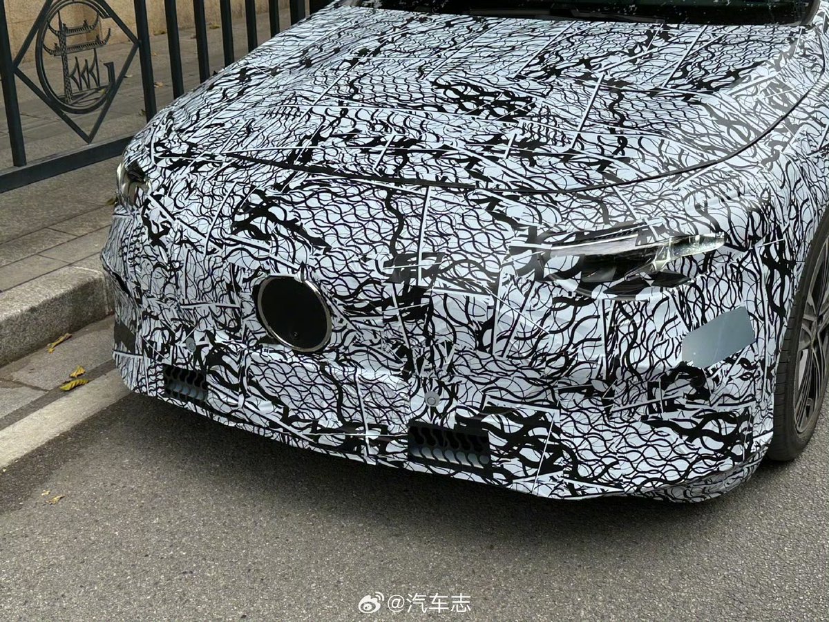 DriveGreen80167's tweet image. The All-New Mercedes-Benz CLA Prototype in China 🇨🇳 

Caught on the road, the new CLA camouflaged test car! 🚗
•Features new circle-style headlights
•Hints of a wide dual-screen interior design

#MercedesBenz #CLA #UpcomingRelease $MBG