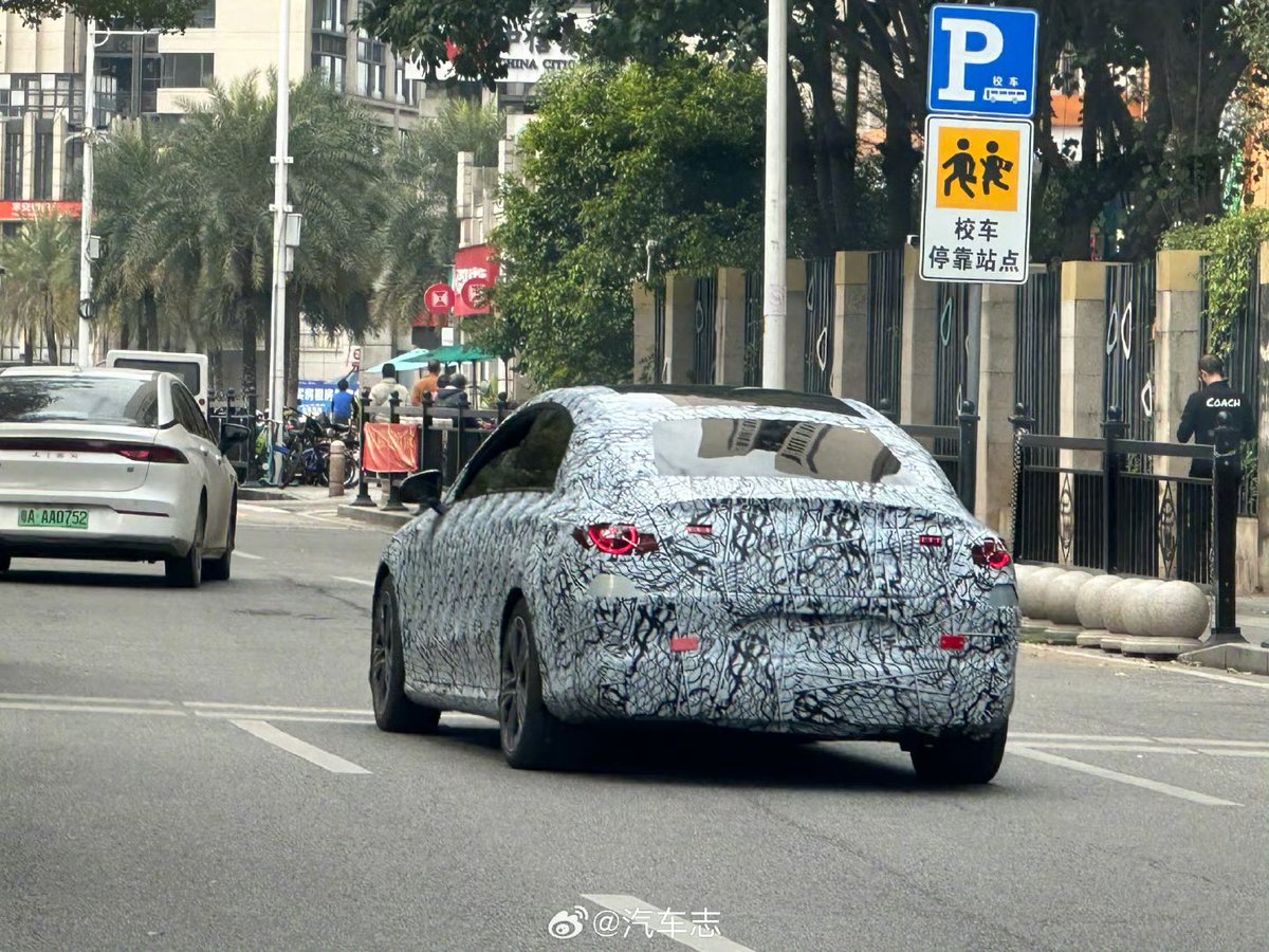 DriveGreen80167's tweet image. The All-New Mercedes-Benz CLA Prototype in China 🇨🇳 

Caught on the road, the new CLA camouflaged test car! 🚗
•Features new circle-style headlights
•Hints of a wide dual-screen interior design

#MercedesBenz #CLA #UpcomingRelease $MBG