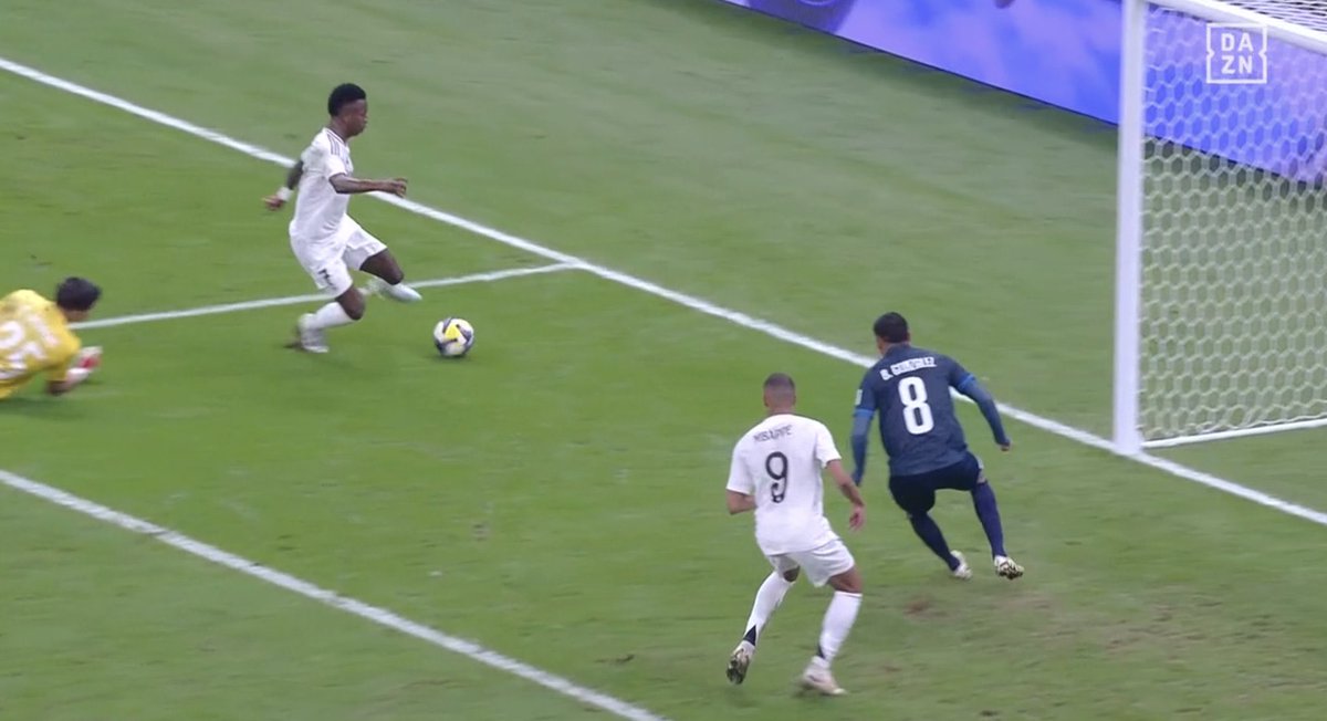 CentralDoBrega's tweet photo. o mais incrível é que o Vinícius Jr humilhou o goleiro do Pachuca, ficou com o gol LIVRE pra fazer o gol e mesmo assim preferiu dar a assistência pro Mbappé

craque e humilde 👏🏻 https://t.co/SrAfFRZaaQ