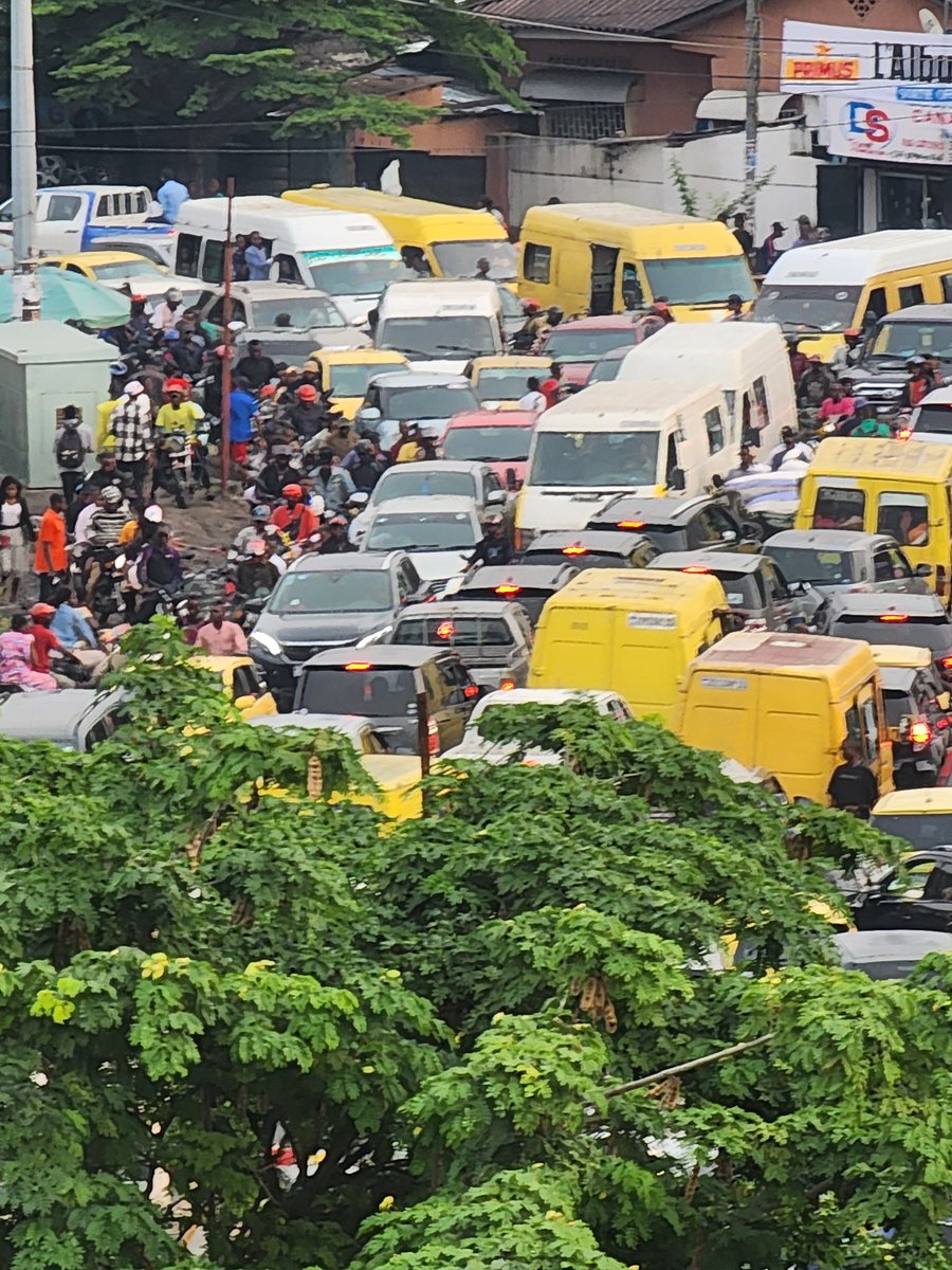 pengele_edo's tweet photo. En tout cas bravo aux initiateurs des bandes dédiées, esimbi fort, les routes de Kinshasa sont enfin dégagées depuis l'annonce de la mesure. Même sans cortèges ou gyrophares, ns les kinois ns circulons sans problème.
Merci.
@EPK https://t.co/AWbcdJwbA3