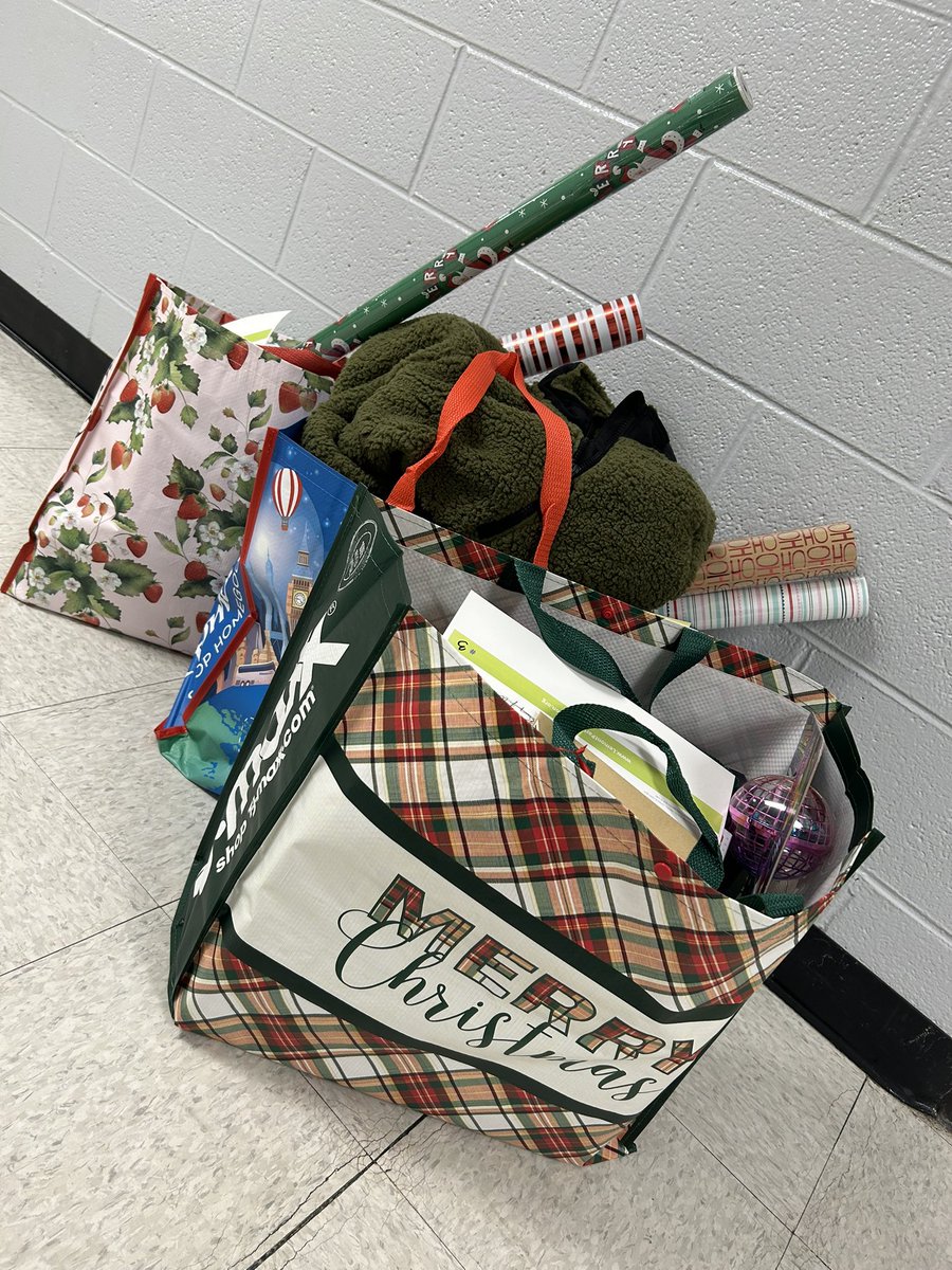 DesandreTaylor's tweet photo. Oakwood and River Valley’s Holiday Drive collected over 150 donations supporting 18 district families this holiday season! ♥️💚 #sd113a #seasonofgiving #owbears https://t.co/seE0rNdDkQ