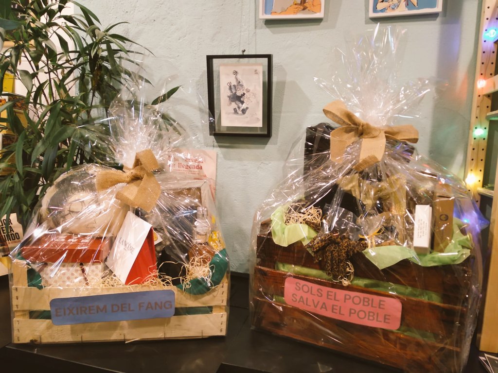 InfoClau's tweet photo. 🎁🎉Aquí teniu les 4 paneres que sortegem el 27/12/24!
🎟Per participar, podeu comprar els tiquets a la barra del Casal a 2,5€. 
👉Tots els beneficis aniran a la Xarxa de Suport Mutu del País Valencià.👥
👀 Atents que us anirem explicant tot el que porten les tremendes paneres! https://t.co/XLLTr4Qzec
