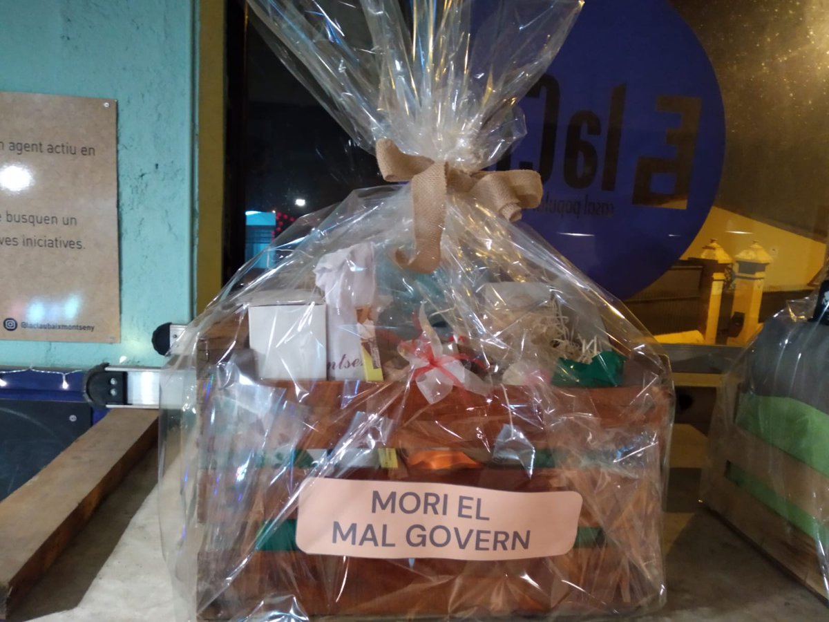 InfoClau's tweet photo. 🎁🎉Aquí teniu les 4 paneres que sortegem el 27/12/24!
🎟Per participar, podeu comprar els tiquets a la barra del Casal a 2,5€. 
👉Tots els beneficis aniran a la Xarxa de Suport Mutu del País Valencià.👥
👀 Atents que us anirem explicant tot el que porten les tremendes paneres! https://t.co/XLLTr4Qzec
