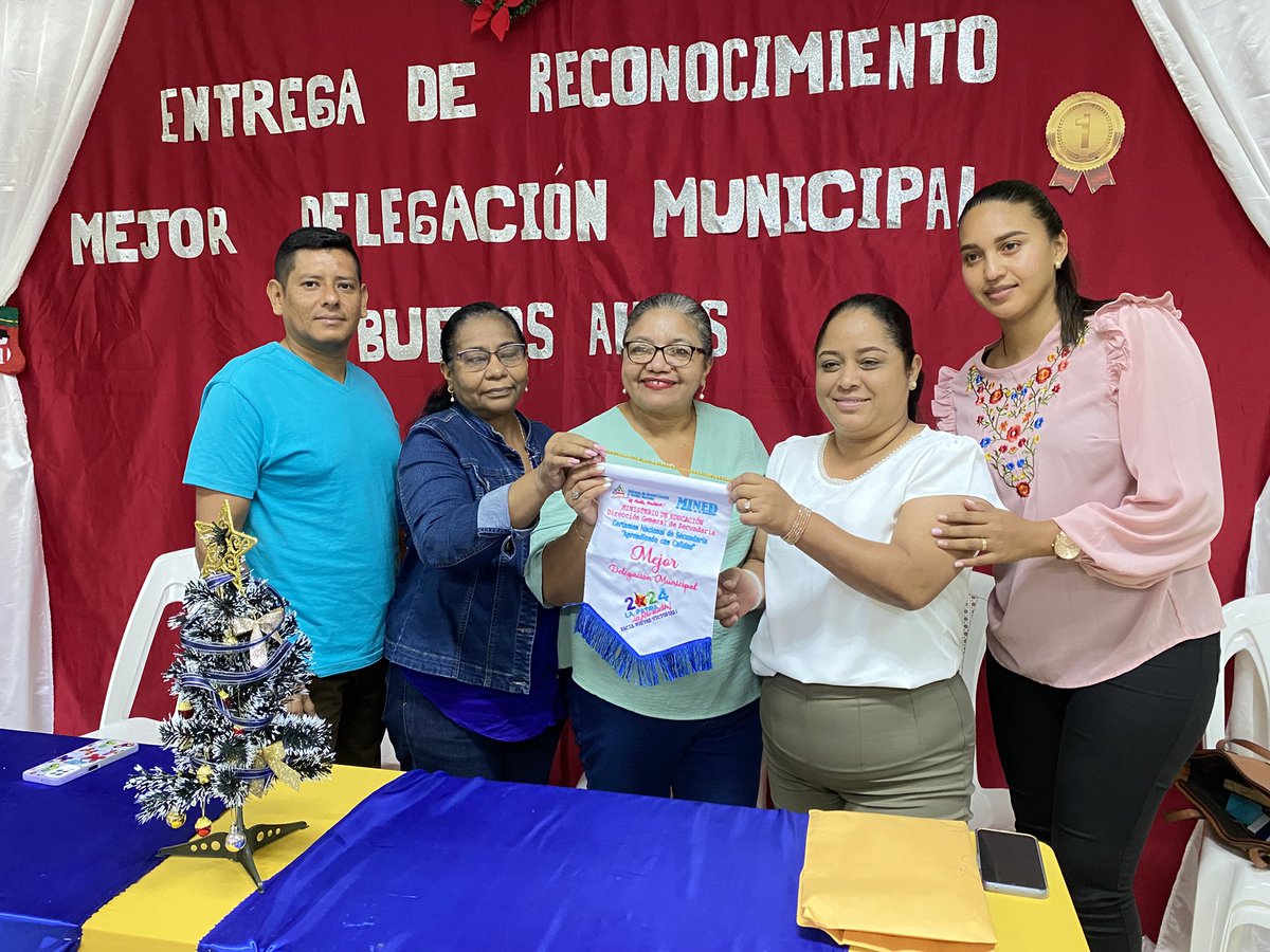 La comunidad educativa de Buenos Aires fue reconocida con un banderín otorgado por el Ministerio de Educación, destacando a su delegación municipal como la mejor en el certamen “Aprendiendo con Calidad” en la categoría de Educación Secundaria.