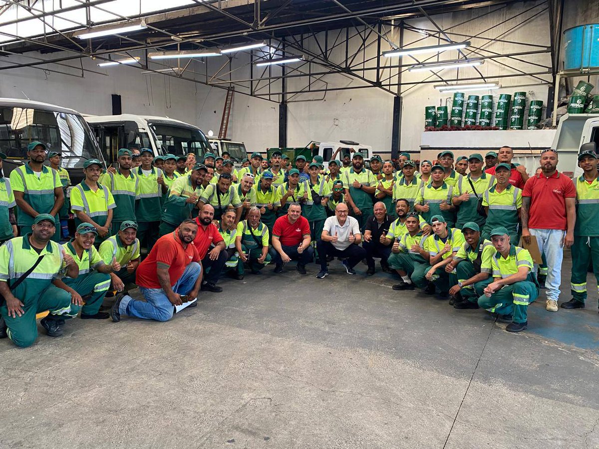 Hoje estive com a equipe da limpeza da Prefeitura de Diadema para agradecer o trabalho deles. E quero aproveitar para homenagear o meu amigo Paraná, símbolo de um servidor publico que ama nossa cidade e trabalha com muita dedicação. Obrigado, gente! ❤️