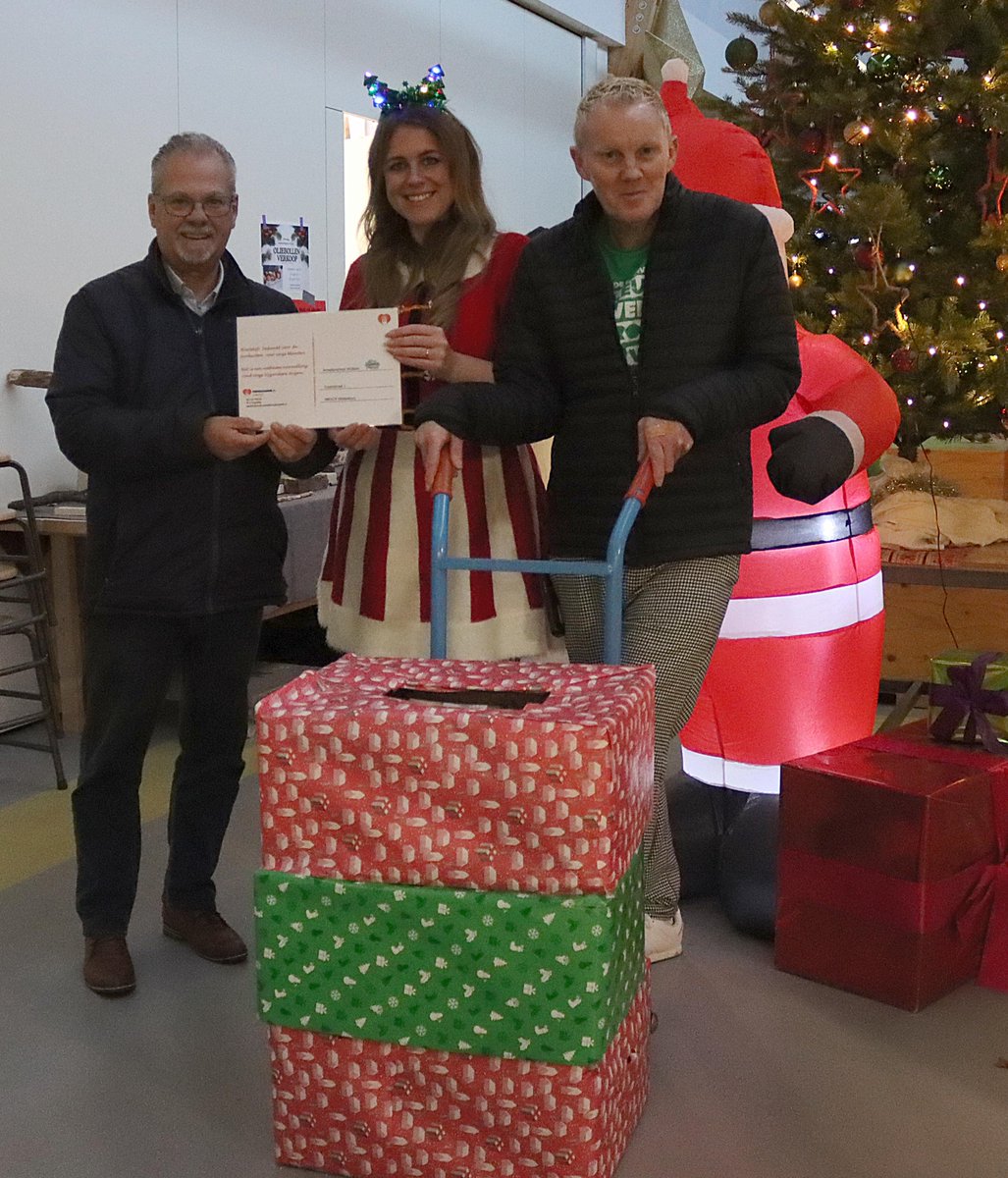 Vandaag bij Jenaplanschool WIJland in Middelstum: 15 bananendozen gevuld door de leerkrachten, ouders en kinderen opgehaald.

Dorpsbelangen Huizinge -Karin Heun- had vijf volle dozen met producten voor ons verzameld. 

Geweldig en hartelijk bedankt! 
Info📷bit.ly/36n3O6A