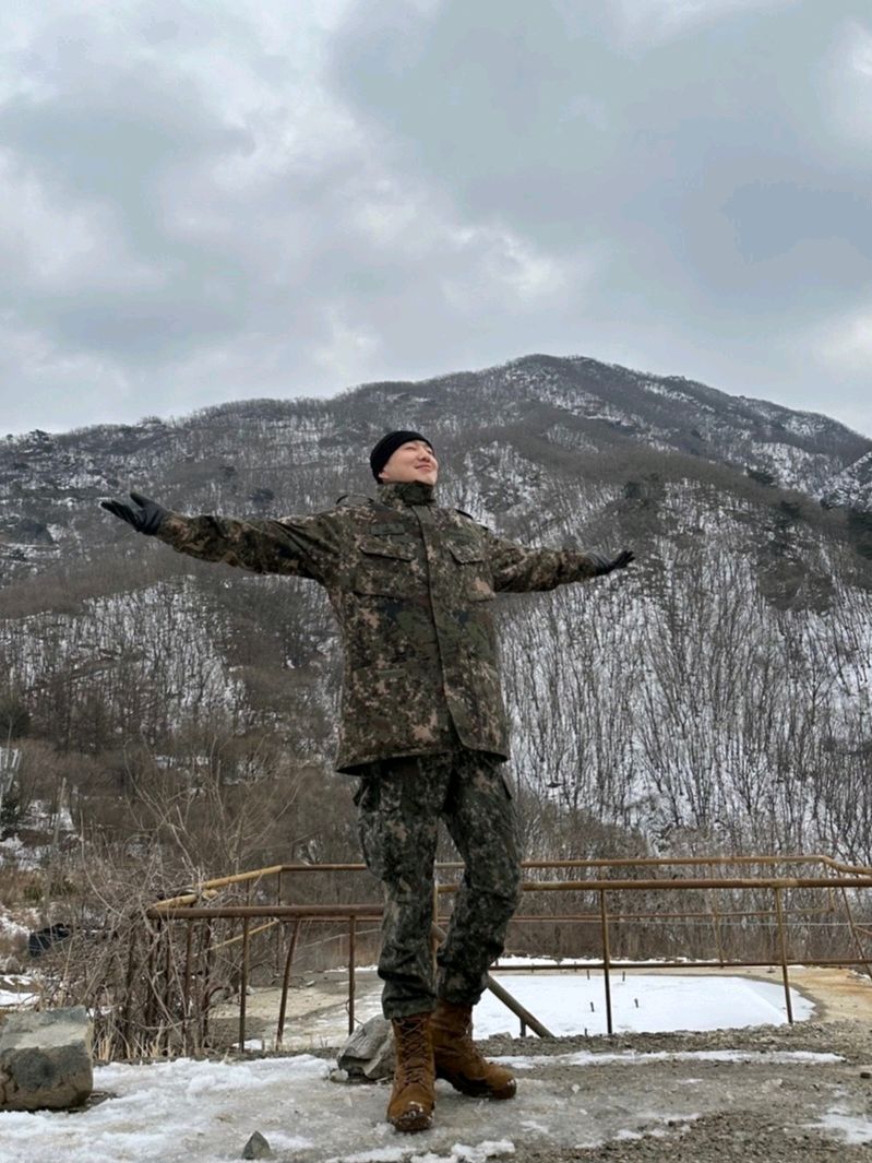 KSYSOURCE's tweet photo. welcome back to the man who treated mandatory service like an optional boss level. @official_yoon_ https://t.co/GKKL5ku56B
