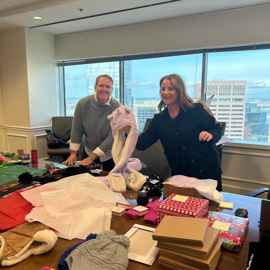 Thank you, HarbourVest, for donating hats, gloves and scarves to our families! Your support makes the season brighter. 🧤🧣💙 #CommunitySupport #WarmthAndCare