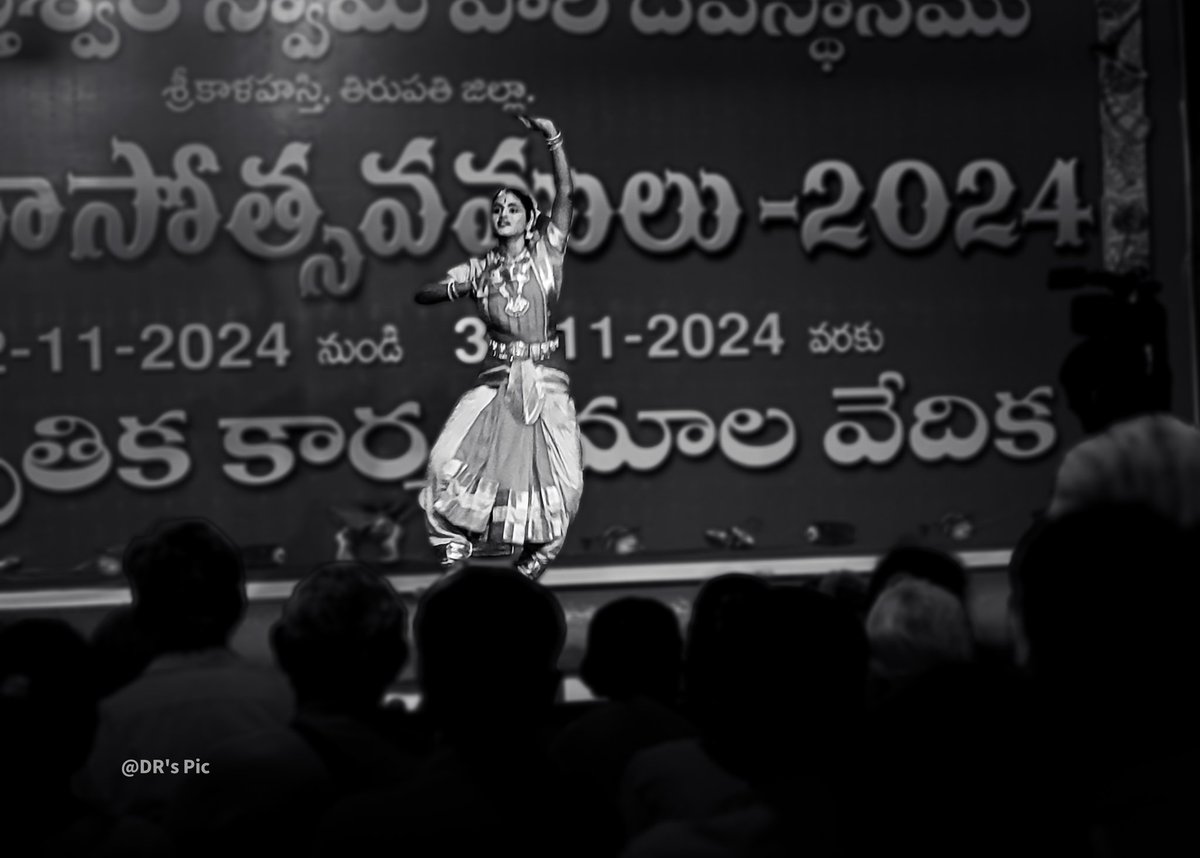 Dileeprdeepu's tweet image. "Where art meets Devotion".
#mobilephotography #s20fe #bharatanatyam 
.
.
. 
#indiantradition #bharatanatyamdancers #dancers #blackandwhitephotography #bnw #monochromatic #photograghy #photooftheday #srikalahasti #india #bharat
