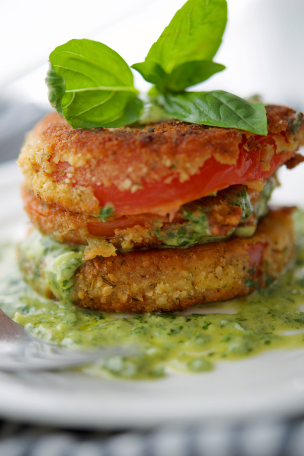 CarriesExpKtchn's tweet image. Pan fried Heirloom tomatoes breaded in Italian breadcrumb and seasonings; then topped with a fresh basil pesto crema.

RECIPE--&amp;gt; carriesexperimentalkitchen.com/fried-tomatoes…
#friedtomatoes