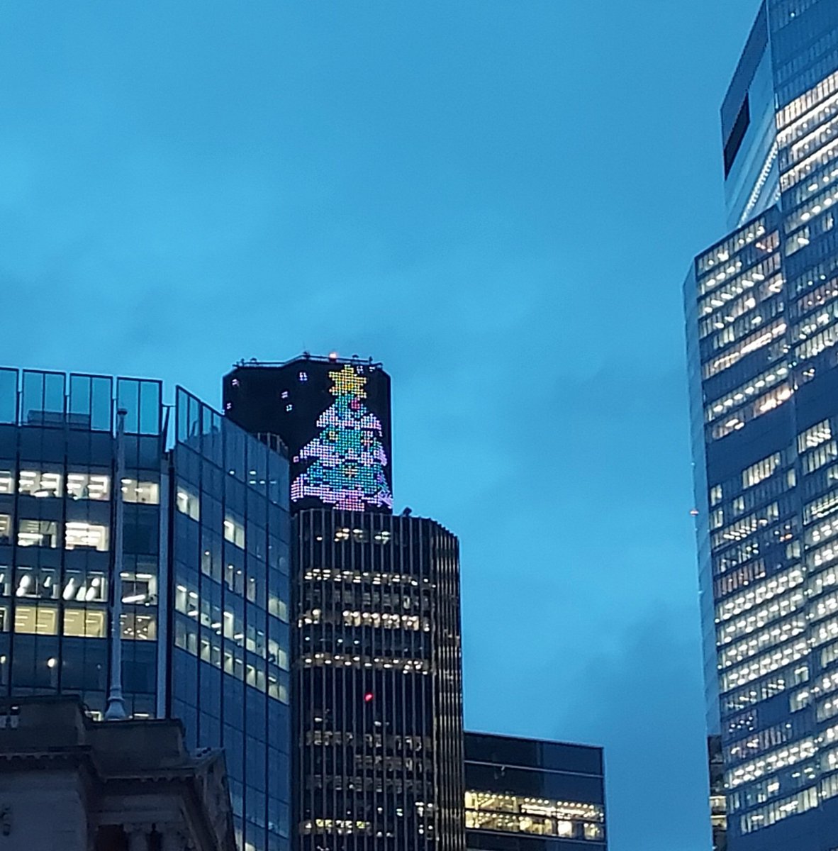 JuliesDayOut's tweet photo. Tower 42 looking spectacularly festive #christmasinlondon🎄🎄 https://t.co/td7EidbKpO