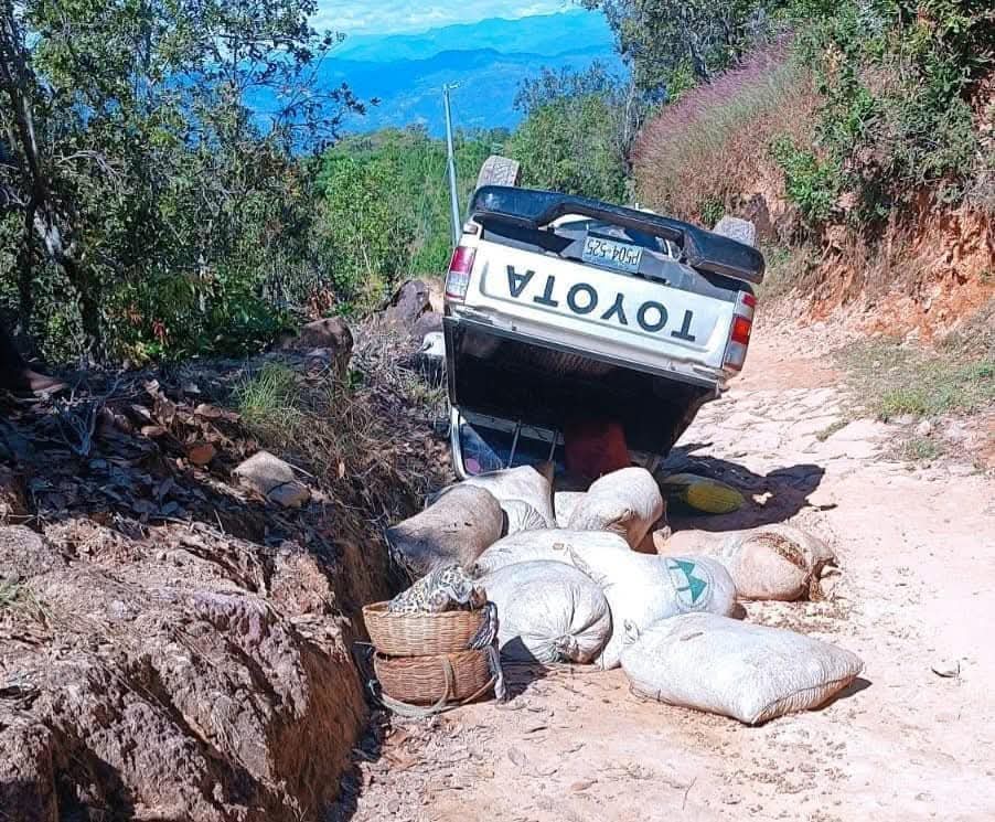 #ENDESARROLLO: En caserío El Volcán, Gualococti, en Morazán, un vehículo ha volcado. Los ocupantes, 5 personas, han sido llevadas en estado grave a un centro de salud cercano.