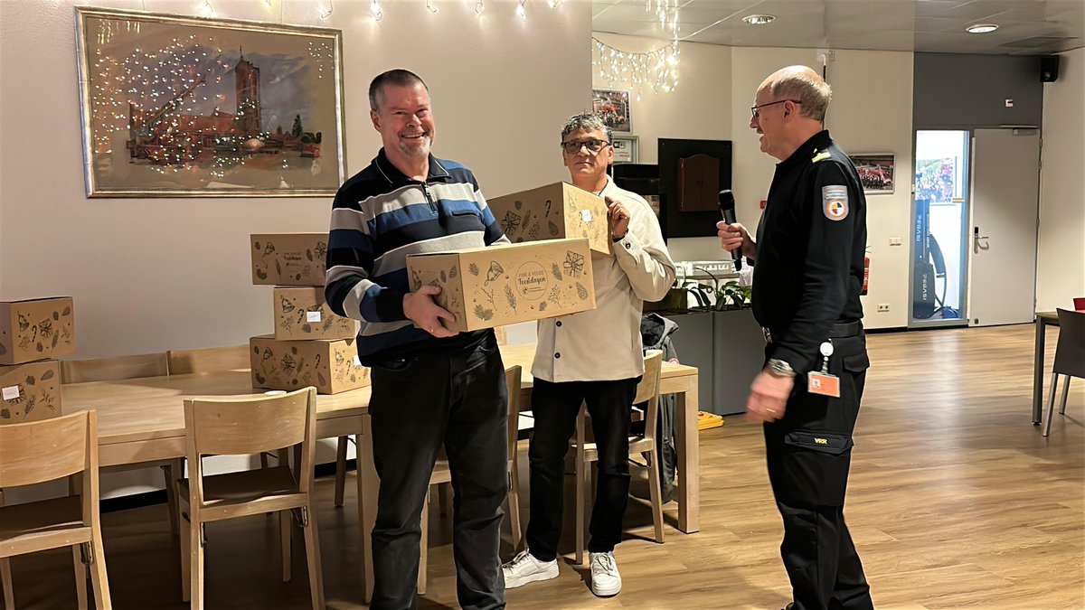NHTPlus's tweet photo. Vanavond een blijk van waardering een mooi kerstpakket van de VRR, uitgereikt door het Hoofd GHOR. https://t.co/ukb6s85nMu
