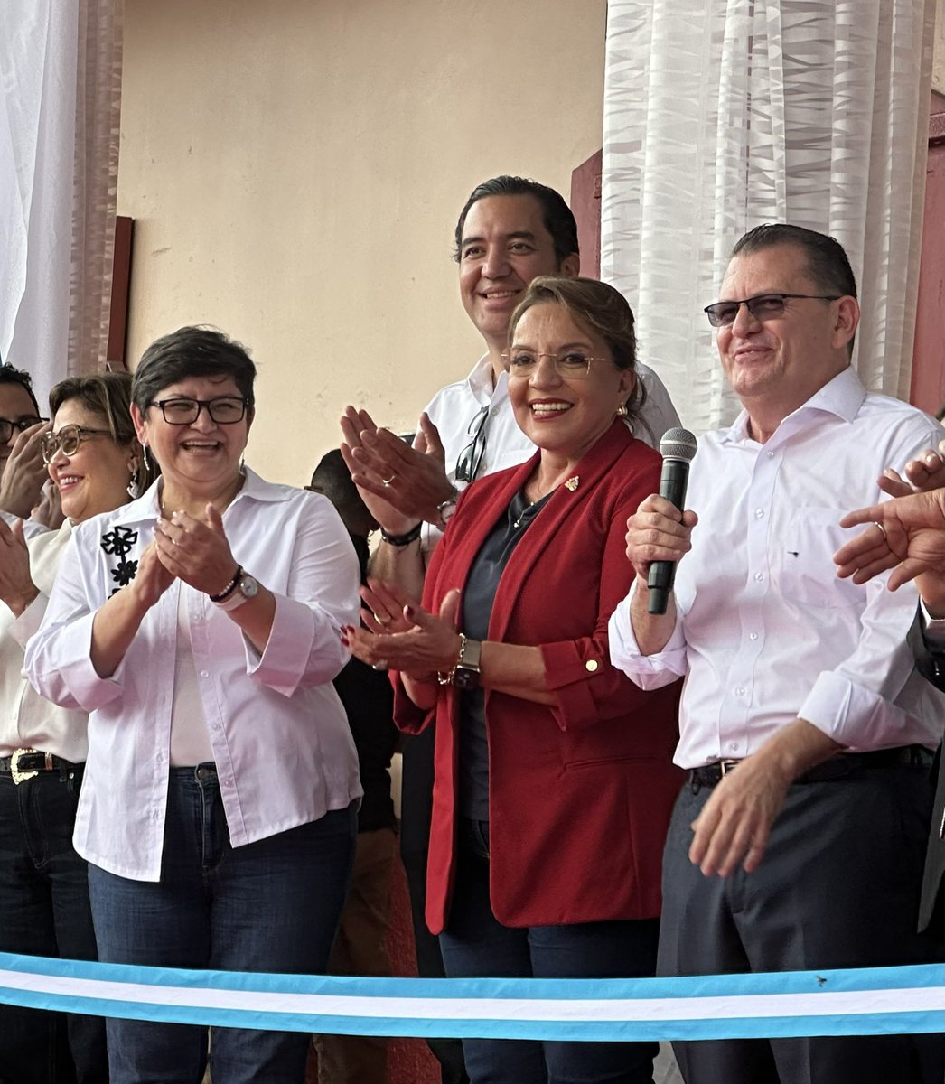 BigQuesada's tweet photo. ¡Ya encontré a Xiomara…!

Con un discurso fluido, certero, claro, cautivador, rostro iluminado por la gran presencia del pueblo emocionado interrumpiendo para aplaudir, la Presidenta @XiomaraCastroZ inauguró hoy en San José de Colinas, Santa Bárbara, la impresionante Clínica Oftalmológica. Ya en realizado muchas cirugías, completamente gratis.

Había  visto inauguraciones por videos, redes sociales,, leído sobre las mismas, pero no es lo mismo en vivo y a todo color.
Es sorprendente que pese a toda la maquinaria intentando invisiblizar el trabajo de la Presidenta, del gobierno de Libre, gran parte de la población no cree en ese feroz propaganda antihondureña.

También se inauguró un estadio, bellísimo, pero de eso hablaré después.

Allí compartimos con la  ministra Carla Paredes,  con el Presidente de condepor, Mario Moncada, con funcionarios y periodistas amigos, por supuesto, estoy muy agradecido por la invitación que me hiciera el director del Injupem , Amable de Jesús Hernández, un gran anfitrión.

¿Dónde está Xiomara? 
Por aquí, por allá por donde quiera que esté el pueblo hondureño.
¡Felicitaciones, Presidenta!