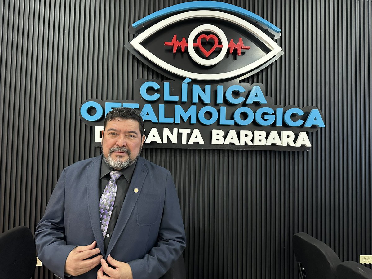 BigQuesada's tweet photo. ¡Ya encontré a Xiomara…!

Con un discurso fluido, certero, claro, cautivador, rostro iluminado por la gran presencia del pueblo emocionado interrumpiendo para aplaudir, la Presidenta @XiomaraCastroZ inauguró hoy en San José de Colinas, Santa Bárbara, la impresionante Clínica Oftalmológica. Ya en realizado muchas cirugías, completamente gratis.

Había  visto inauguraciones por videos, redes sociales,, leído sobre las mismas, pero no es lo mismo en vivo y a todo color.
Es sorprendente que pese a toda la maquinaria intentando invisiblizar el trabajo de la Presidenta, del gobierno de Libre, gran parte de la población no cree en ese feroz propaganda antihondureña.

También se inauguró un estadio, bellísimo, pero de eso hablaré después.

Allí compartimos con la  ministra Carla Paredes,  con el Presidente de condepor, Mario Moncada, con funcionarios y periodistas amigos, por supuesto, estoy muy agradecido por la invitación que me hiciera el director del Injupem , Amable de Jesús Hernández, un gran anfitrión.

¿Dónde está Xiomara? 
Por aquí, por allá por donde quiera que esté el pueblo hondureño.
¡Felicitaciones, Presidenta!