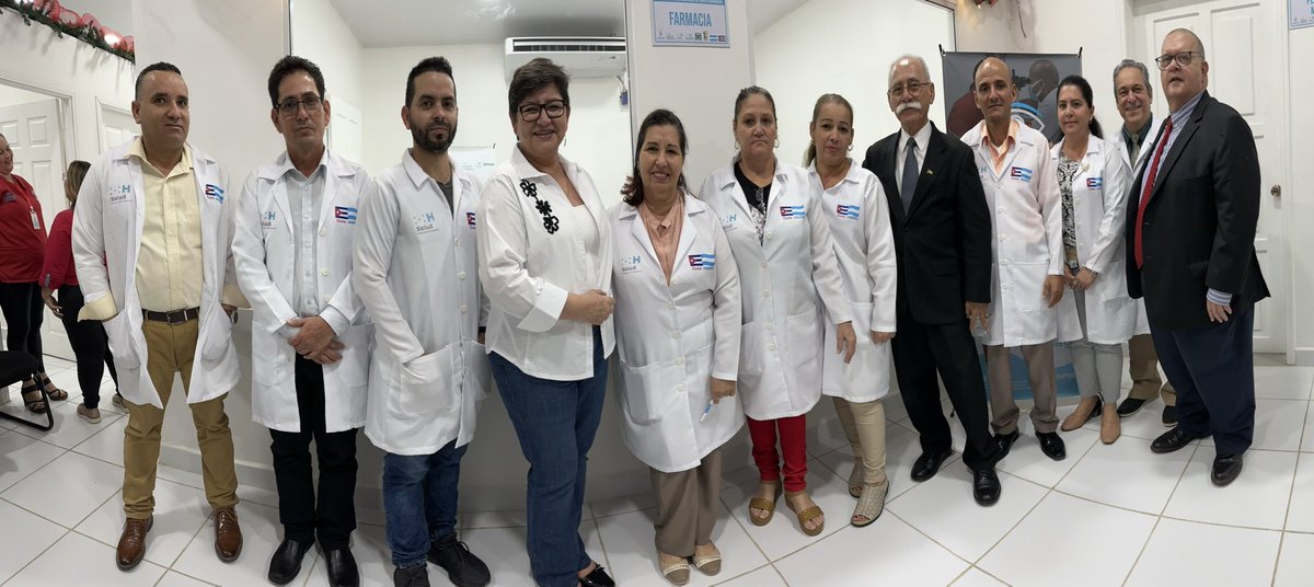 BigQuesada's tweet photo. ¡Ya encontré a Xiomara…!

Con un discurso fluido, certero, claro, cautivador, rostro iluminado por la gran presencia del pueblo emocionado interrumpiendo para aplaudir, la Presidenta @XiomaraCastroZ inauguró hoy en San José de Colinas, Santa Bárbara, la impresionante Clínica Oftalmológica. Ya en realizado muchas cirugías, completamente gratis.

Había  visto inauguraciones por videos, redes sociales,, leído sobre las mismas, pero no es lo mismo en vivo y a todo color.
Es sorprendente que pese a toda la maquinaria intentando invisiblizar el trabajo de la Presidenta, del gobierno de Libre, gran parte de la población no cree en ese feroz propaganda antihondureña.

También se inauguró un estadio, bellísimo, pero de eso hablaré después.

Allí compartimos con la  ministra Carla Paredes,  con el Presidente de condepor, Mario Moncada, con funcionarios y periodistas amigos, por supuesto, estoy muy agradecido por la invitación que me hiciera el director del Injupem , Amable de Jesús Hernández, un gran anfitrión.

¿Dónde está Xiomara? 
Por aquí, por allá por donde quiera que esté el pueblo hondureño.
¡Felicitaciones, Presidenta!