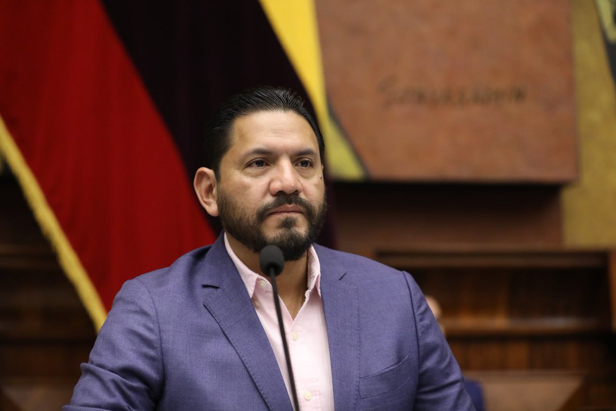 AsambleaEcuador's tweet photo. El presidente (e) de la Asamblea Nacional, @OttoVeraSE, suspende la sesión N°992. #JuntosLegislamos https://t.co/Udyd66ZizU