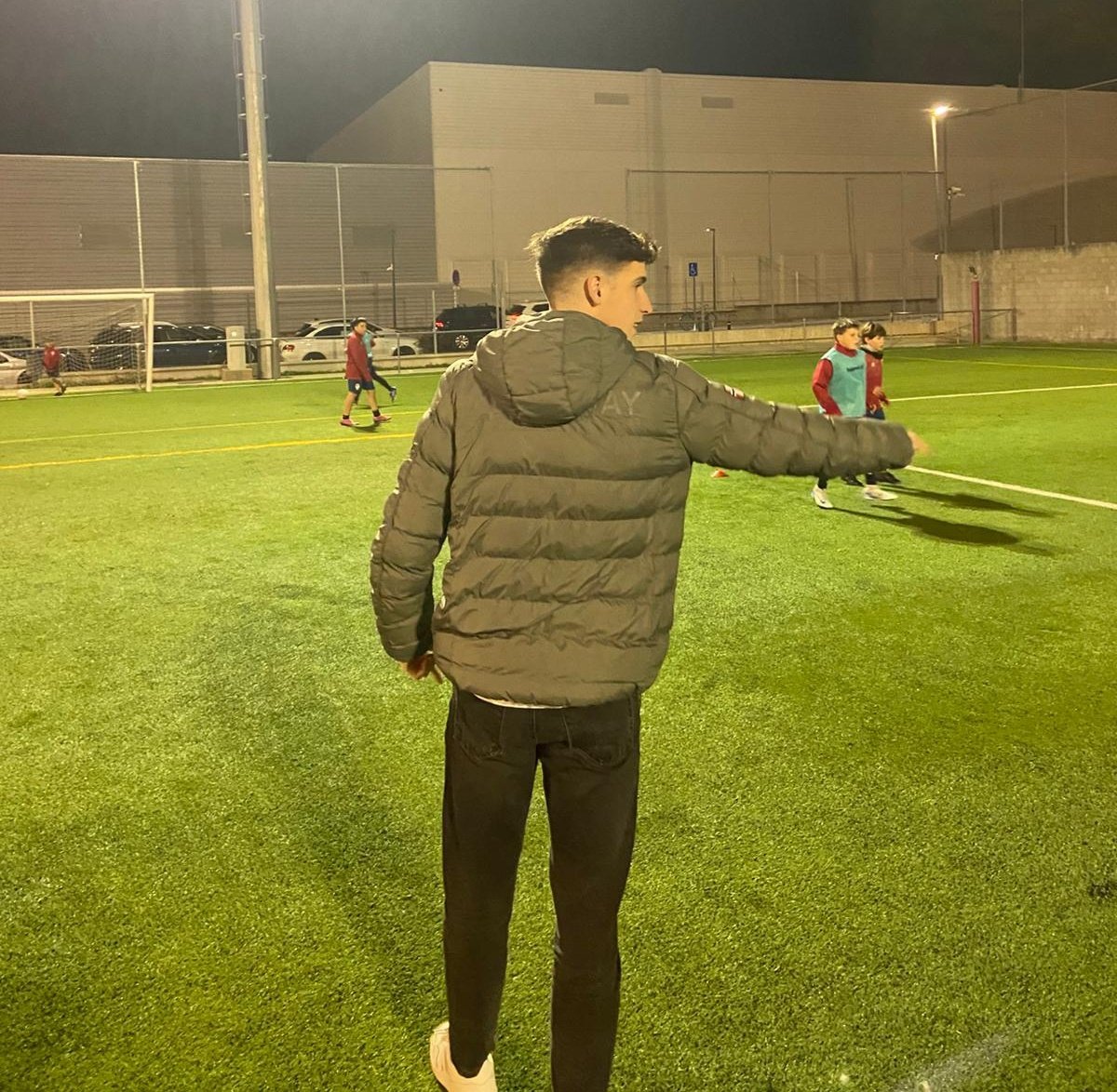 UEO1921's tweet photo. 👶 𝑨𝑷𝑨𝑫𝑹𝑰𝑵𝑨𝑴𝑬𝑵𝑻𝑺
Seguim amb les visites dels jugadors del primer equip als conjunts de @UEOplanter
👉 @chemamoreno92 amb el #Sub11A
👉 @6Juvi i @rBarnils_6 amb l'#AlevíFemení
👉 @maanzaaano_ amb el #Sub11B
🥶🌡️Entrem en calor al Morrot!
#PlanterUEO #OrgullOlotí https://t.co/p0CdwCz2oD