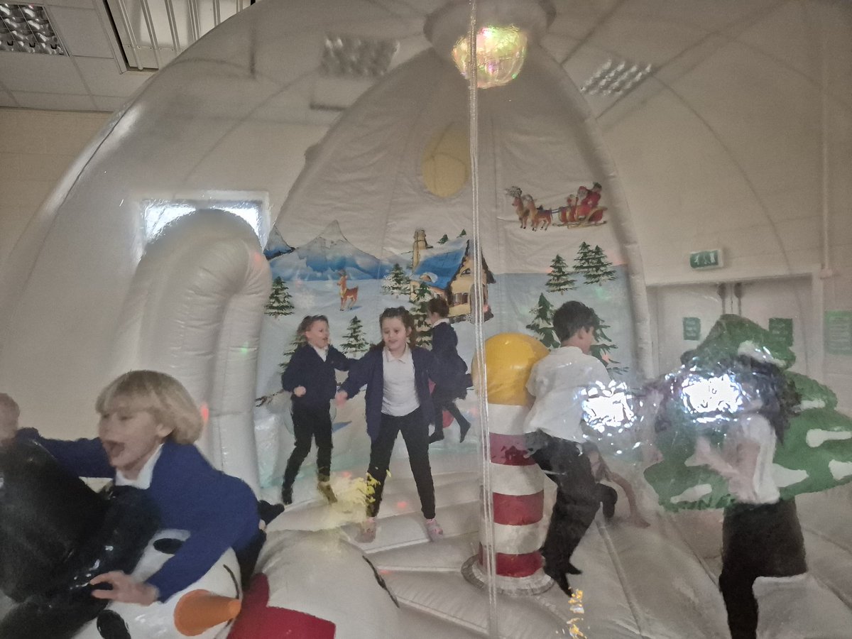 TPAYear3_4CN's tweet photo. We loved completing our sponsored bounce in the snow globe as well. 🎄☃️❄️ @DeltaTheParks @TPAWorkingPart1 https://t.co/SvypTHPoCs