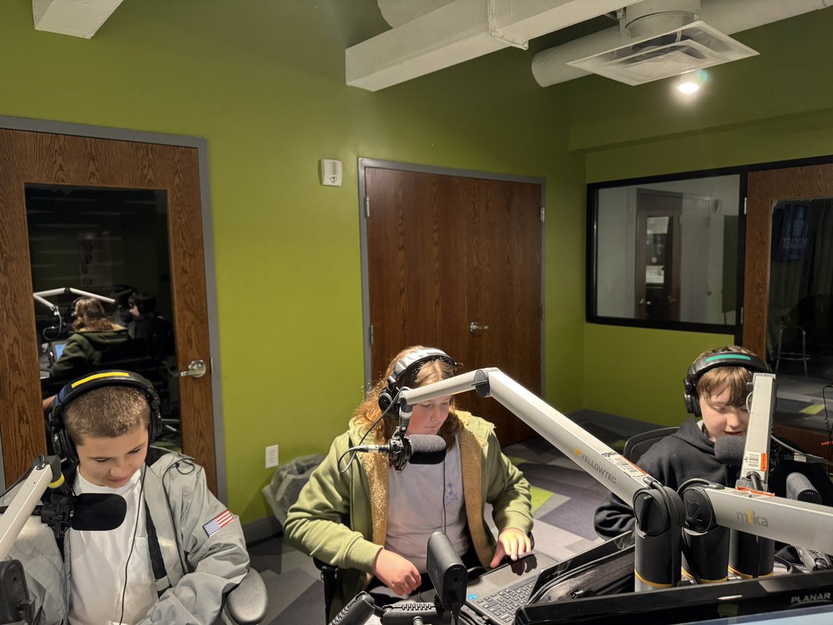 josh_morris65's tweet image. Day 2 with 8th graders @OcoeeMiddle1 w/ Mrs. Weir and Mrs Lewis did not disappoint! Such a great time podcasting! So many possibilities! #bcstech