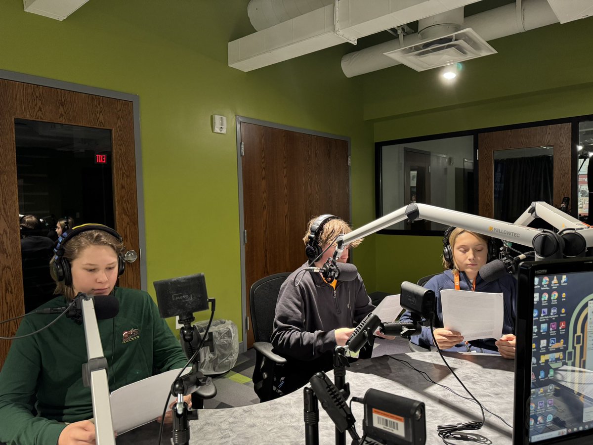 josh_morris65's tweet image. Day 2 with 8th graders @OcoeeMiddle1 w/ Mrs. Weir and Mrs Lewis did not disappoint! Such a great time podcasting! So many possibilities! #bcstech