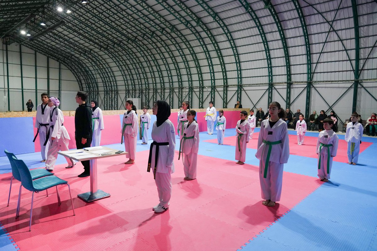 MutluTurkmen's tweet photo. Spor Bilimleri Fakültesi hocalarımızdan Doç. Dr. Ferhat Güder gözetiminde, Spor Eğitimi Uygulama ve Araştırma Merkezimiz bünyesinde devam eden Taekwondo gelişim kursunun Kuşak Sınavına katılarak eğitimlerini başarıyla taçlandıran evlatlarımızın heyecanlarını paylaştık. Geleceğimizin teminatı sporcularımızın gelişiminde emeği geçen antrenörlerimize ve kuşak sınavını gerçekleştiren antrenörlerimiz Dr. Öğr. Üyesi Onur Akman ve Arş. Gör. Cansu Akman'a teşekkür ederim. 

Bu anlamlı günü yaşayan çocuklarımız içinden geleceğin şampiyonalarının çıkacağı umuduyla nice başarılar temenni ediyorum. 🥋